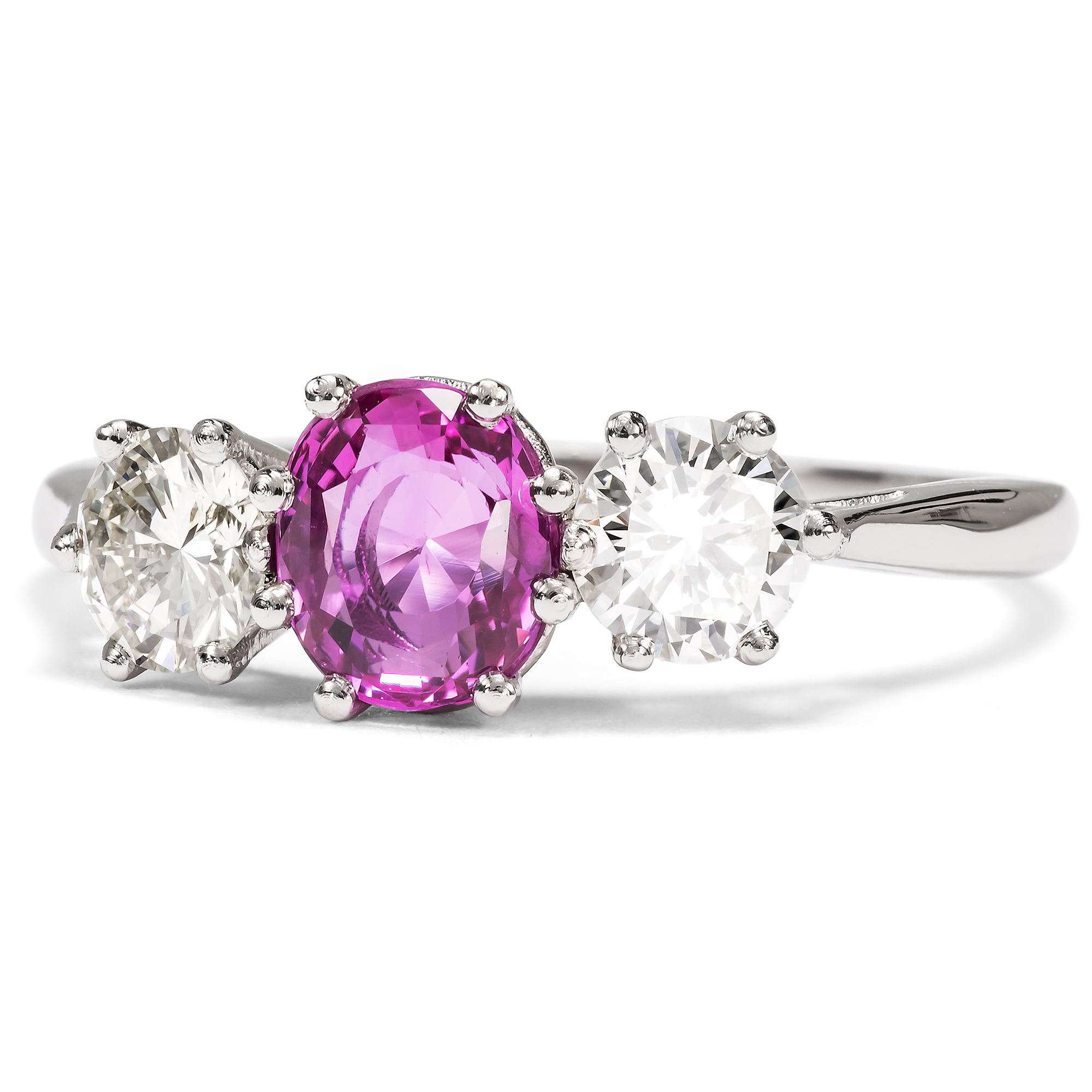 Nachhaltiger Platinring mit pinkfarbenem Saphir & Diamanten aus unserer Werkstatt Nachhaltiger Platinring mit pinkfarbenem Saphir & Diamanten aus unserer Werkstatt