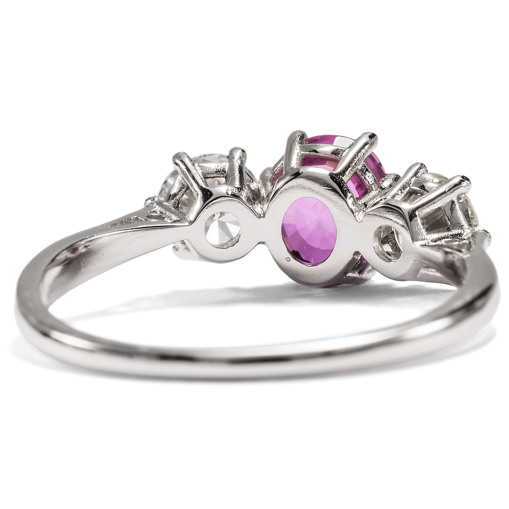 Nachhaltiger Platinring mit pinkfarbenem Saphir & Diamanten aus unserer Werkstatt Nachhaltiger Platinring mit pinkfarbenem Saphir & Diamanten aus unserer Werkstatt