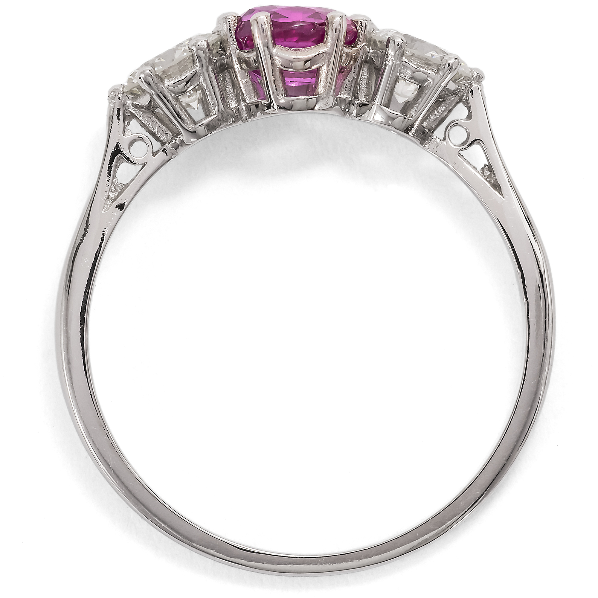 Nachhaltiger Platinring mit pinkfarbenem Saphir & Diamanten aus unserer Werkstatt Nachhaltiger Platinring mit pinkfarbenem Saphir & Diamanten aus unserer Werkstatt