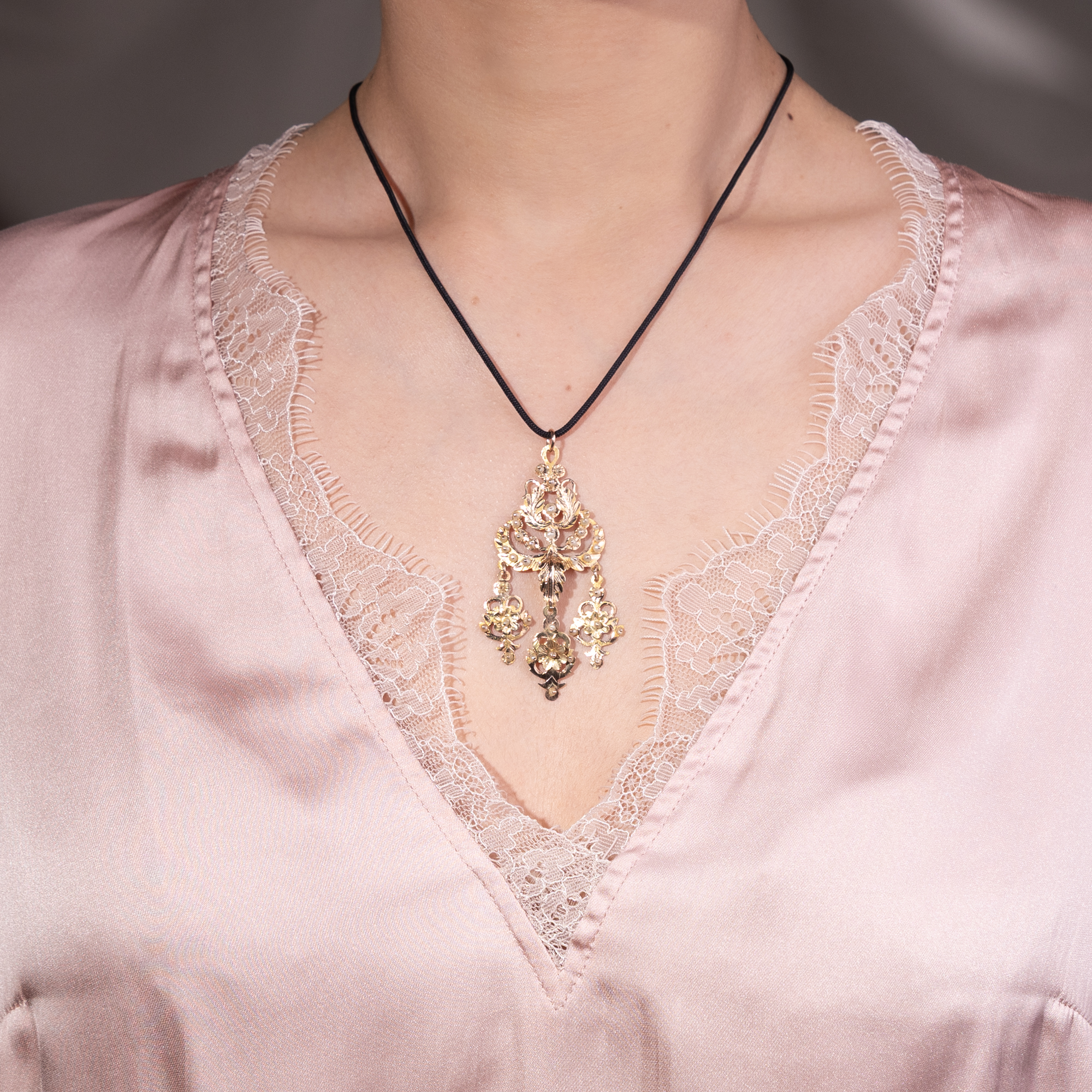 Antiker Anhänger mit Naturperlen in Gold aus Sizilien, um 1830 Antiker Anhänger mit Naturperlen in Gold aus Sizilien, um 1830