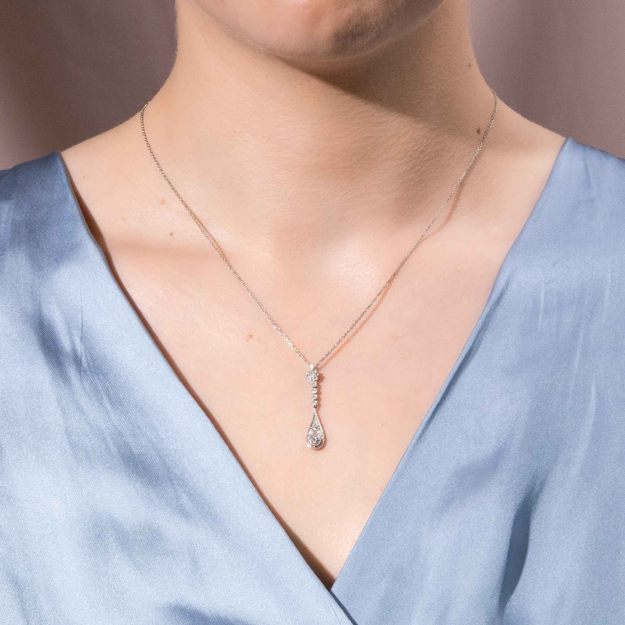 Antiker Art Déco Anhänger mit Diamanten in Platin, um 1930 Antiker Art Déco Anhänger mit Diamanten in Platin, um 1930