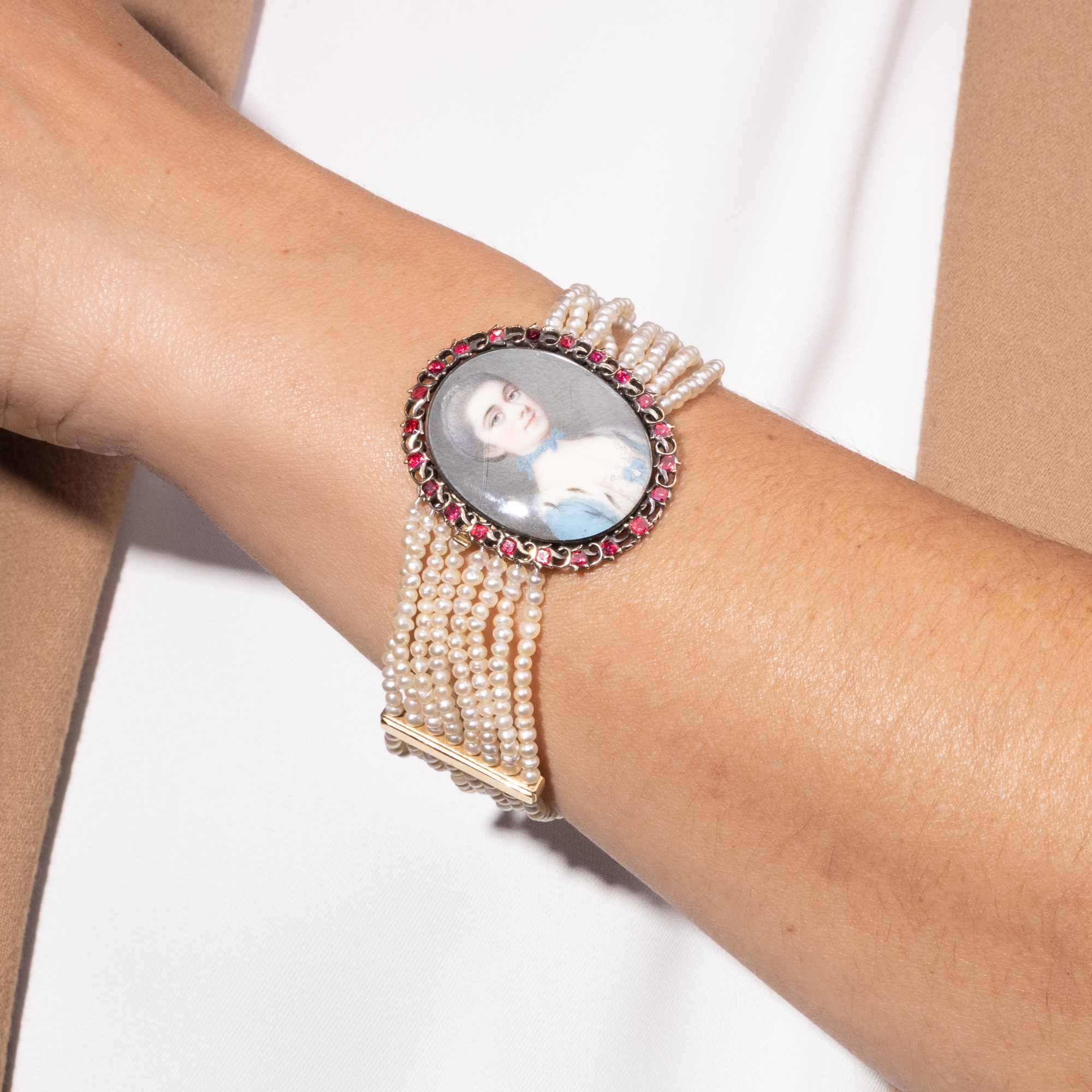 Prachtvolles Armband aus Naturperlen mit einer Portraitminiatur des Rokoko, um 1765 & später Prachtvolles Armband aus Naturperlen mit einer Portraitminiatur des Rokoko, um 1765 & später