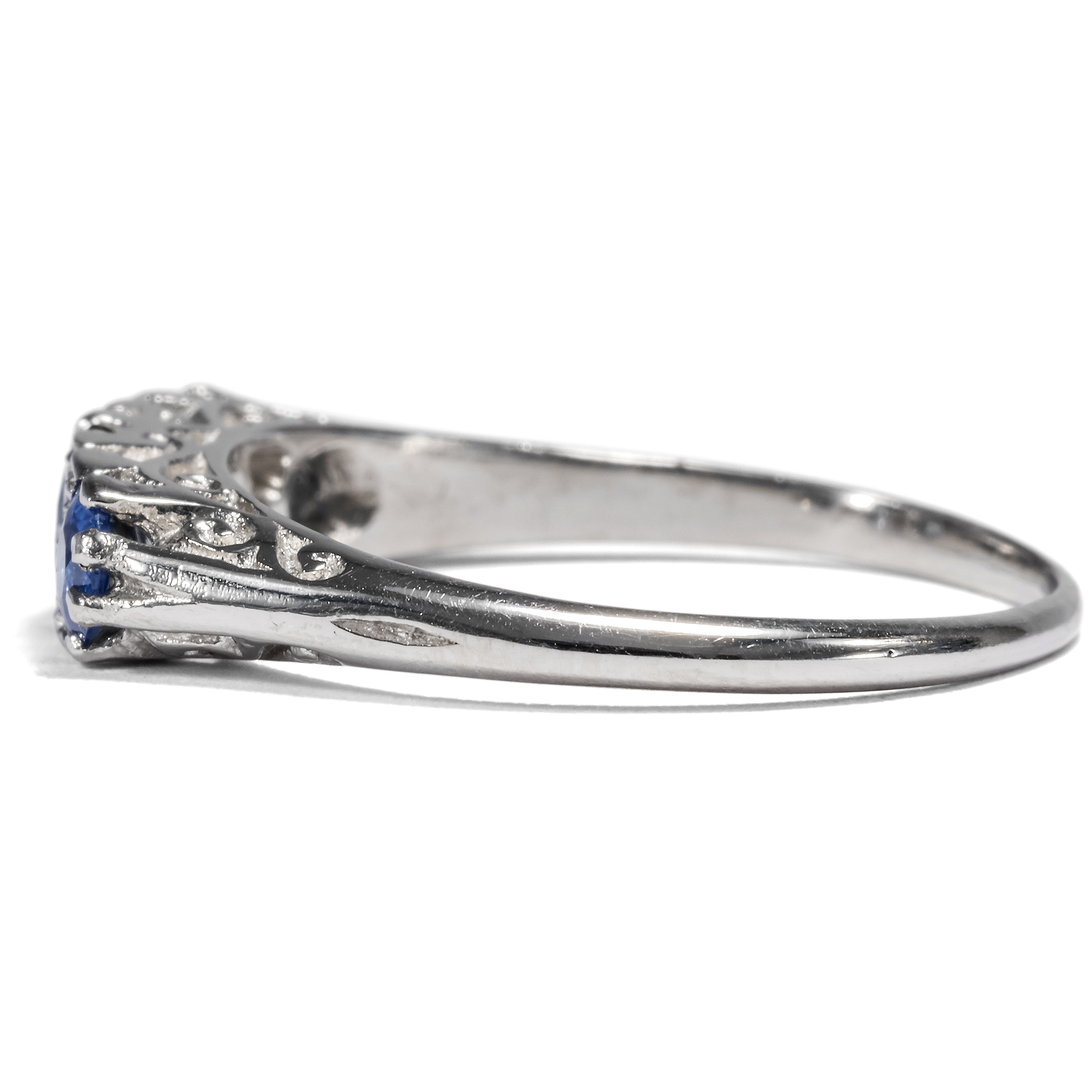 Ungetragener Ring aus Platin mit Saphiren & Diamanten aus unserer Werkstatt Ungetragener Ring aus Platin mit Saphiren & Diamanten aus unserer Werkstatt