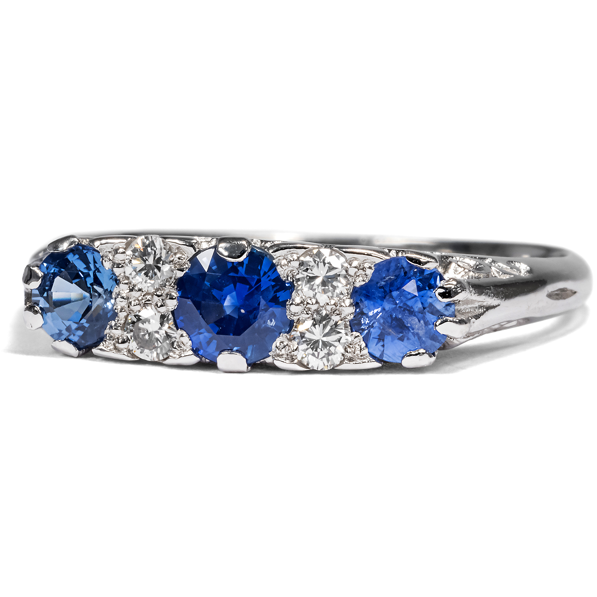 Ungetragener Ring aus Platin mit Saphiren & Diamanten aus unserer Werkstatt Ungetragener Ring aus Platin mit Saphiren & Diamanten aus unserer Werkstatt
