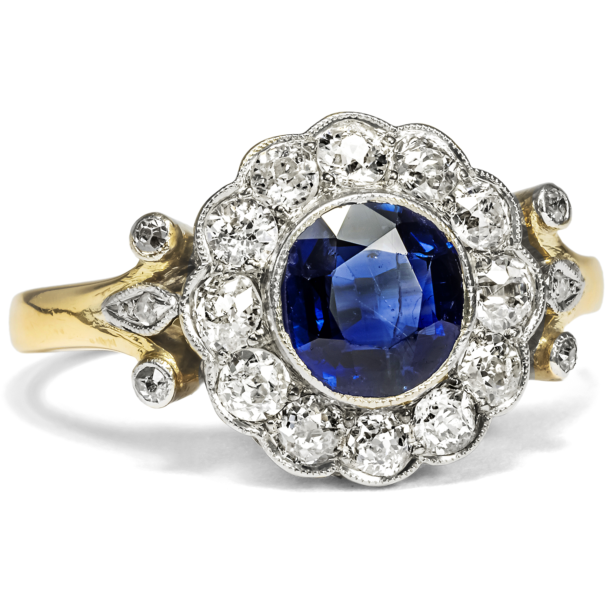 Klassischer Entourage-Ring mit Saphir & Altschliff-Diamanten, Deutschland um 1900