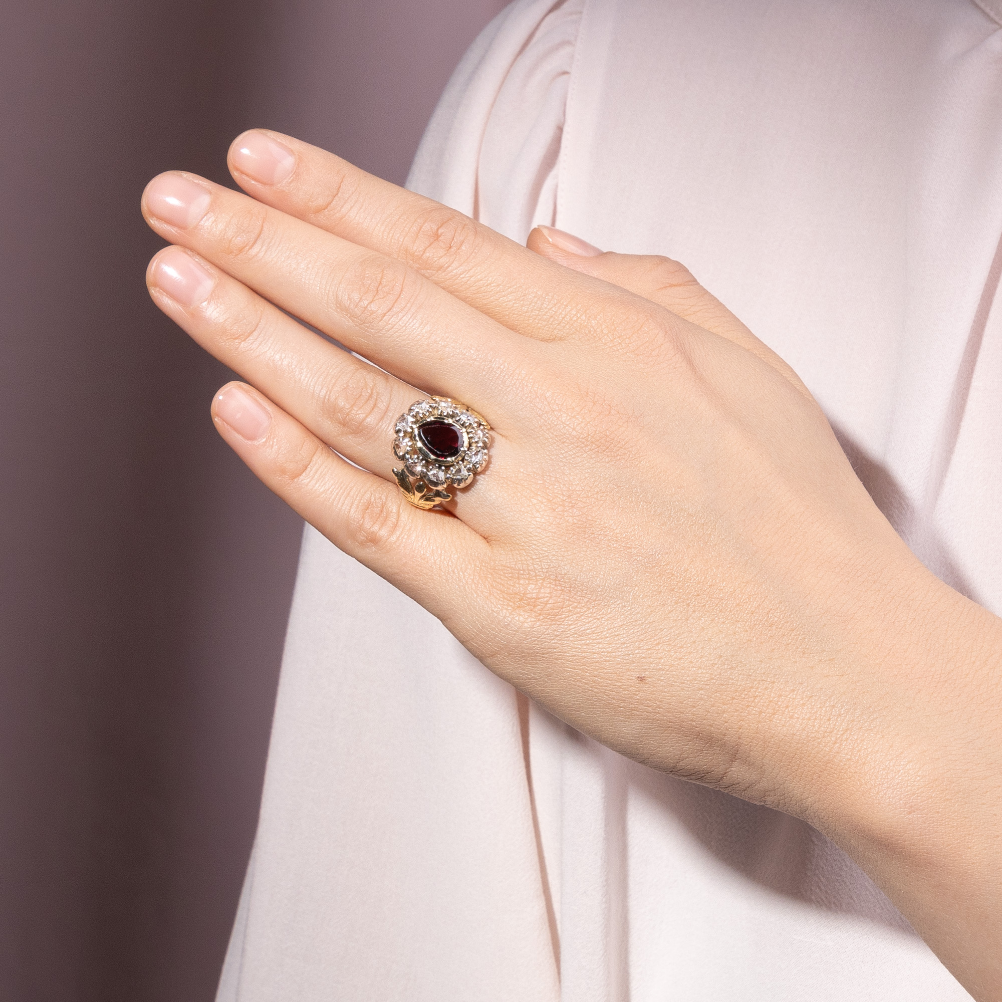 Antiker Ring aus Gold & Silber mit Diamanten & Granat, um 1880 Antiker Ring aus Gold & Silber mit Diamanten & Granat, um 1880