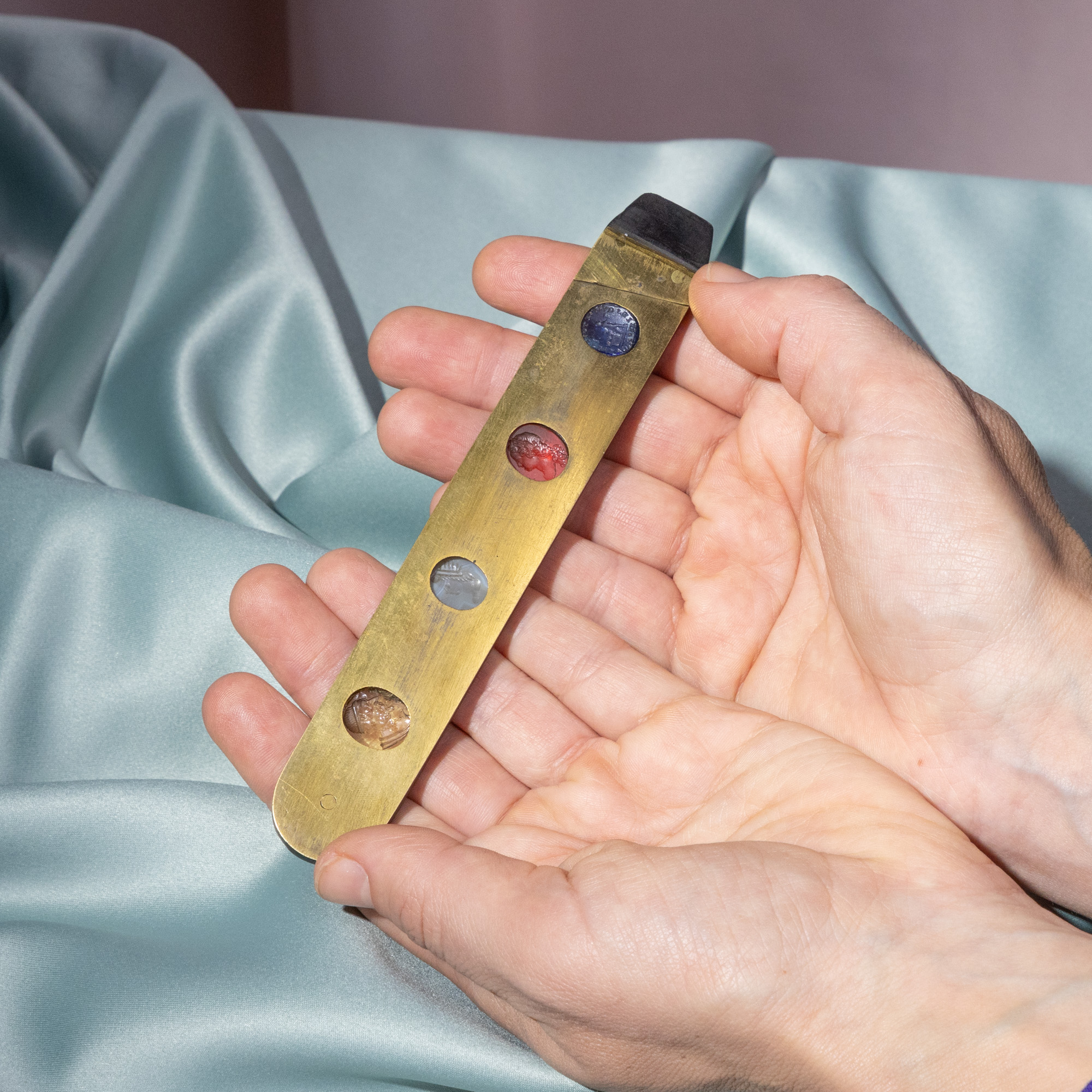 Vier Gemmen aus Achat & Glas in einem antiken Halter, England um 1820 Vier Gemmen aus Achat & Glas in einem antiken Halter, England um 1820