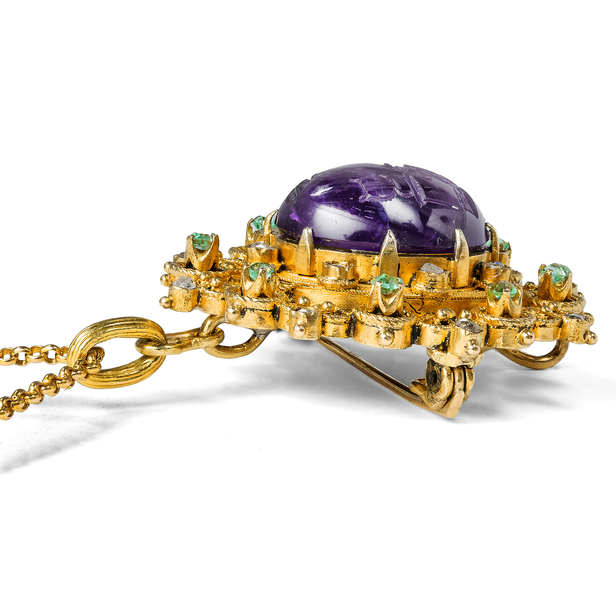 Anhänger-Brosche mit einem Intaglio der Terpsichore in Amethyst, gefasst in Gold, um 1880 Anhänger-Brosche mit einem Intaglio der Terpsichore in Amethyst, gefasst in Gold, um 1880