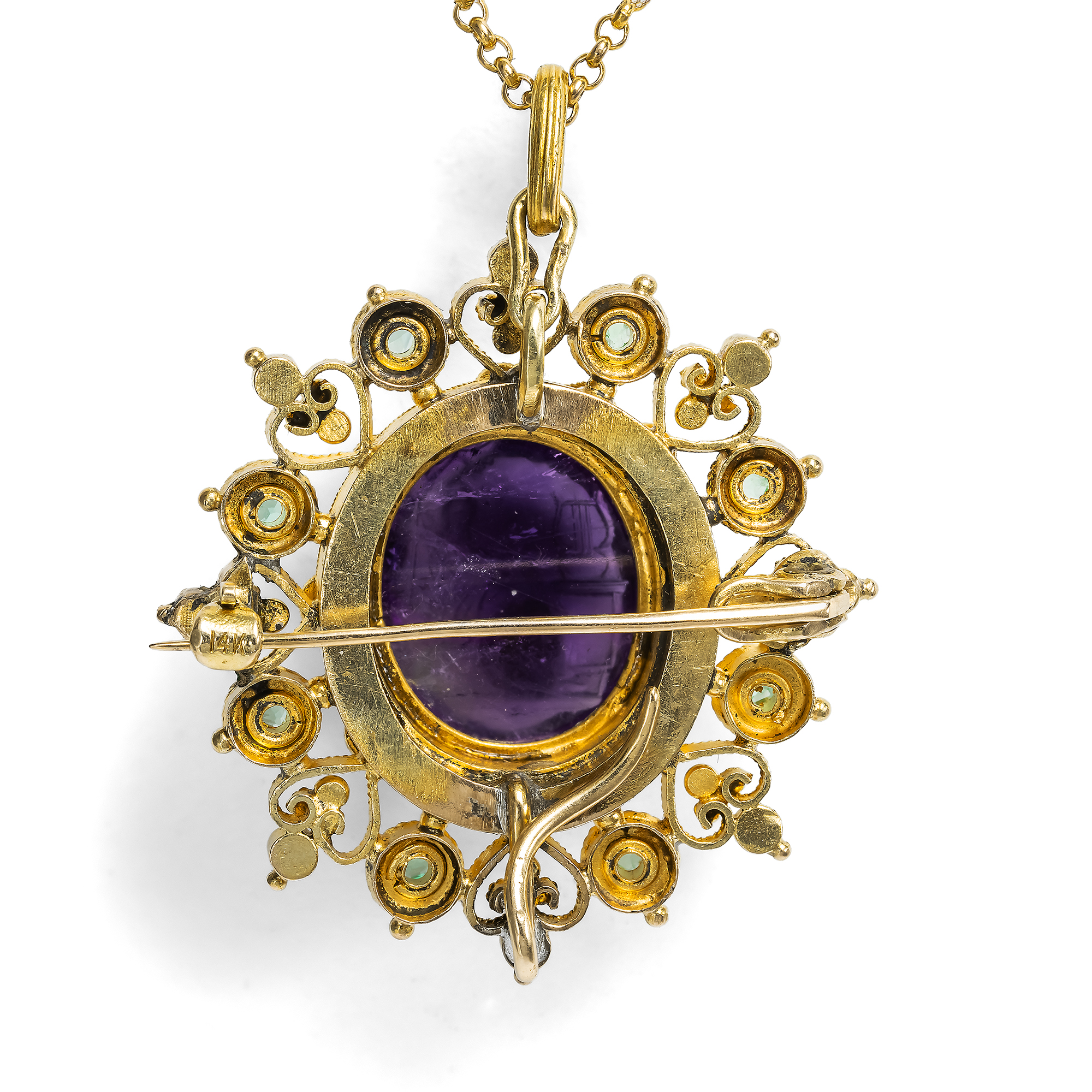 Anhänger-Brosche mit einem Intaglio der Terpsichore in Amethyst, gefasst in Gold, um 1880 Anhänger-Brosche mit einem Intaglio der Terpsichore in Amethyst, gefasst in Gold, um 1880