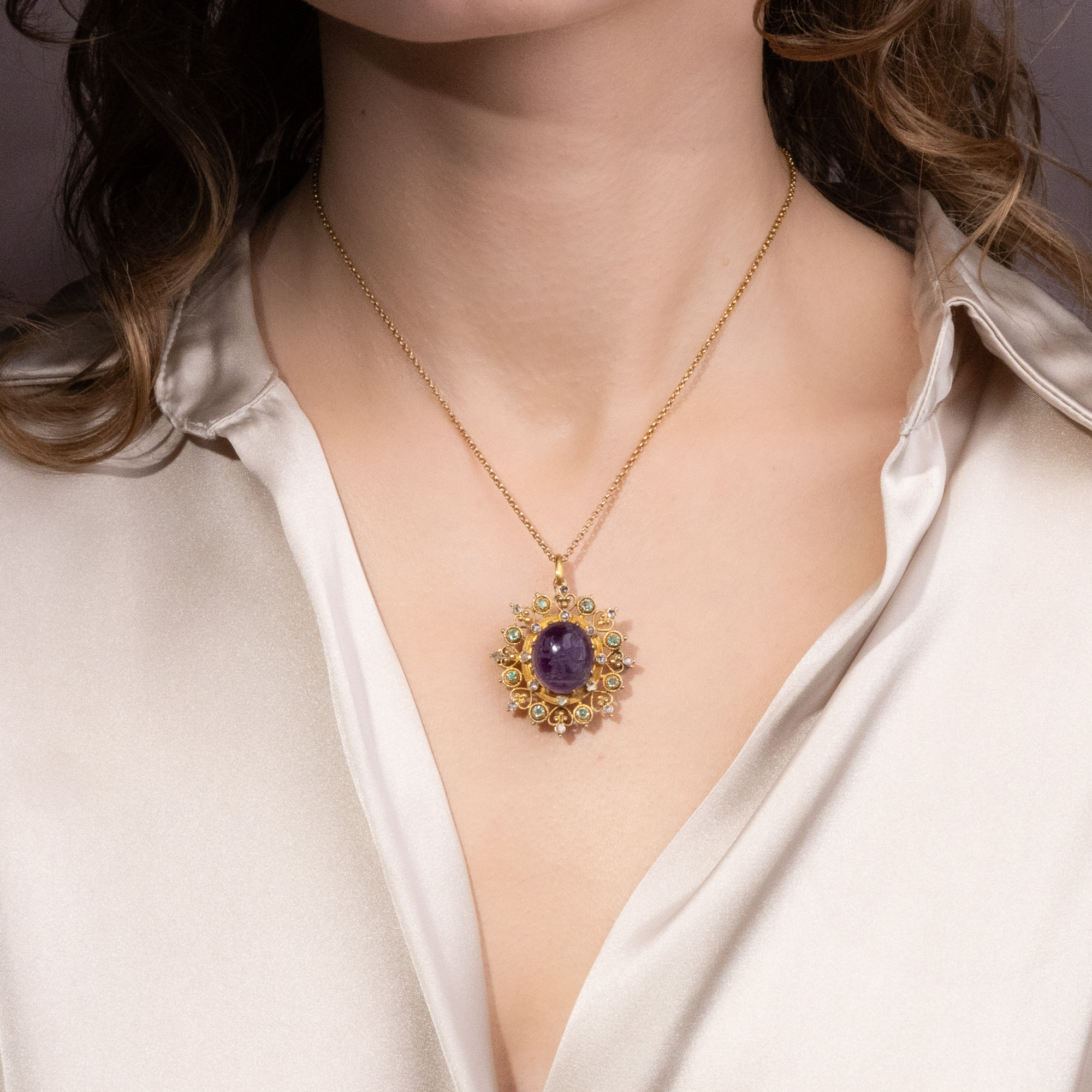 Anhänger-Brosche mit einem Intaglio der Terpsichore in Amethyst, gefasst in Gold, um 1880 Anhänger-Brosche mit einem Intaglio der Terpsichore in Amethyst, gefasst in Gold, um 1880