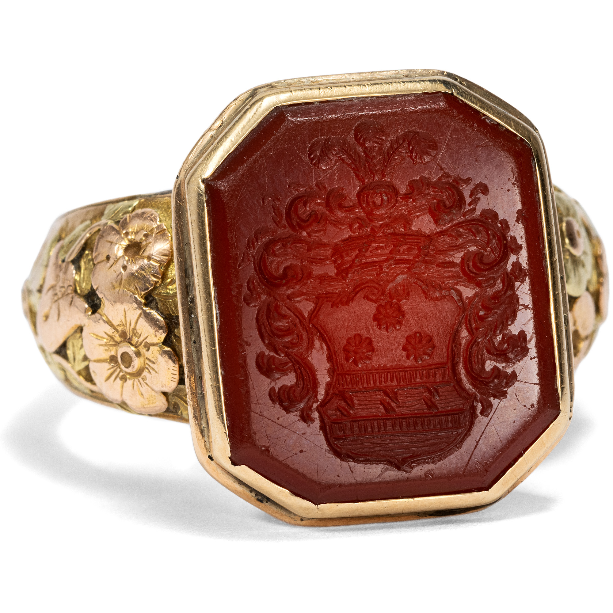 Biedermeier signet ring in tricolor gold with aristocratic coat of arms, circa 1830