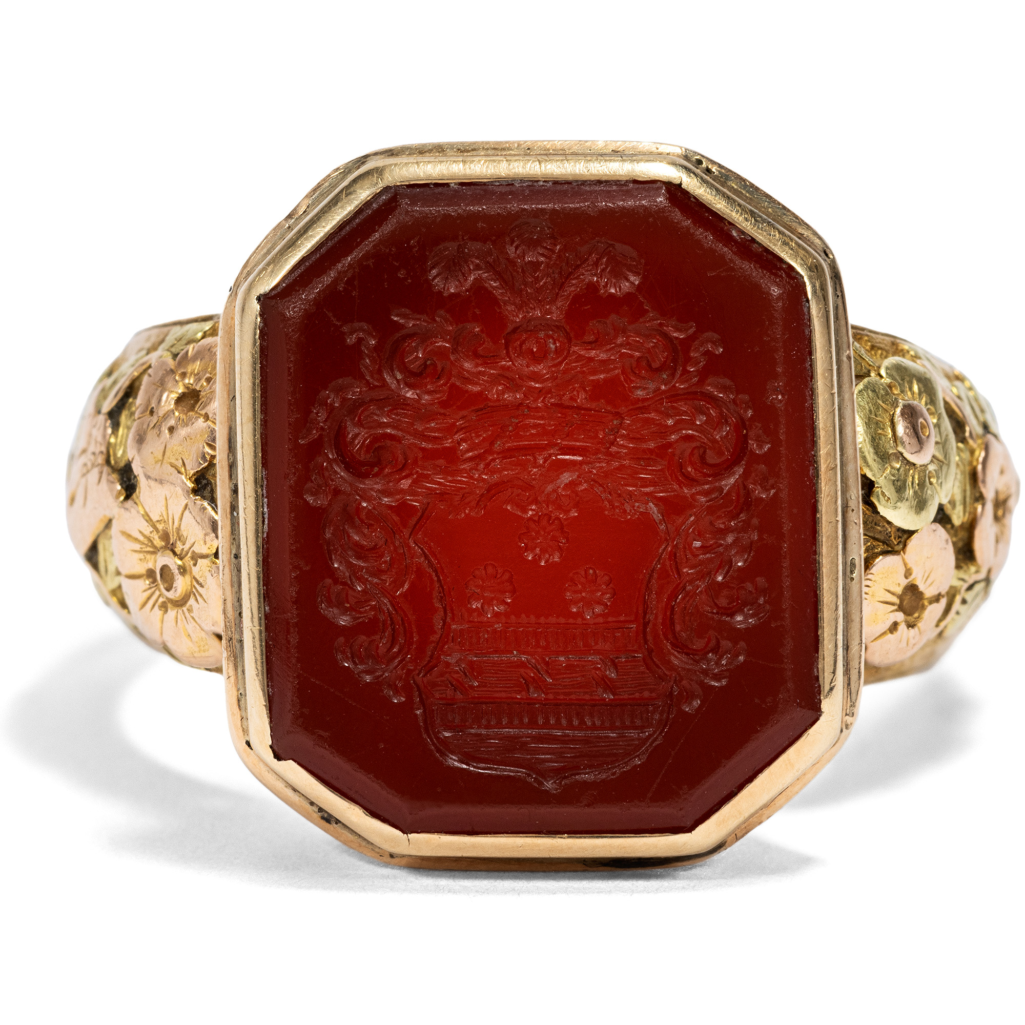 Biedermeier signet ring in tricolor gold with aristocratic coat of arms, circa 1830