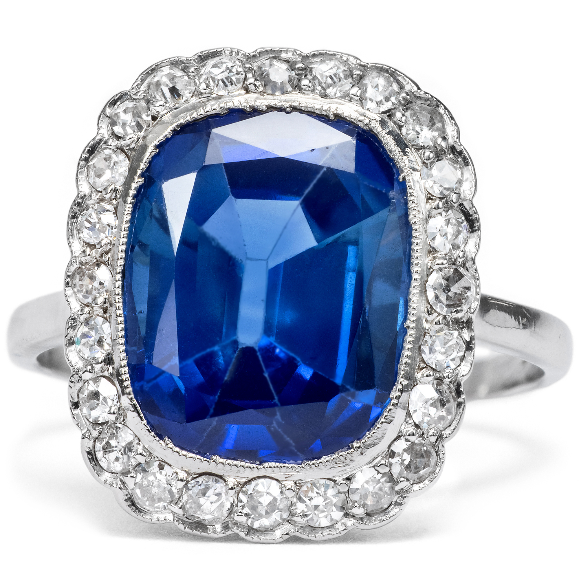 Precious Ring with an Untreated Sapphire & Diamonds in Platinum, c. 1925 Precious Ring with an Untreated Sapphire & Diamonds in Platinum, c. 1925
