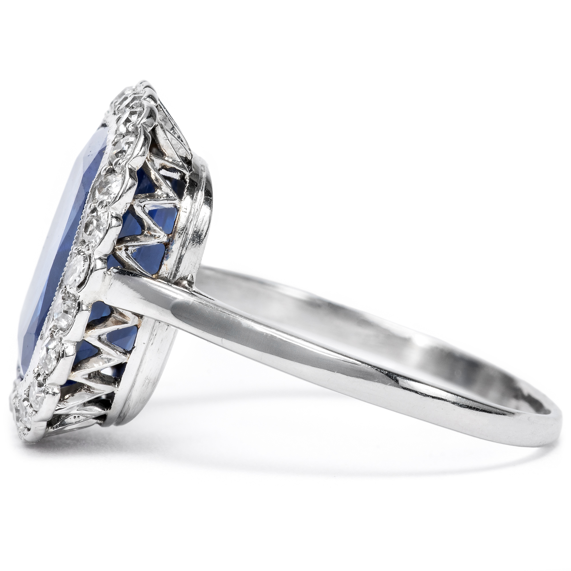 Precious Ring with an Untreated Sapphire & Diamonds in Platinum, c. 1925 Precious Ring with an Untreated Sapphire & Diamonds in Platinum, c. 1925