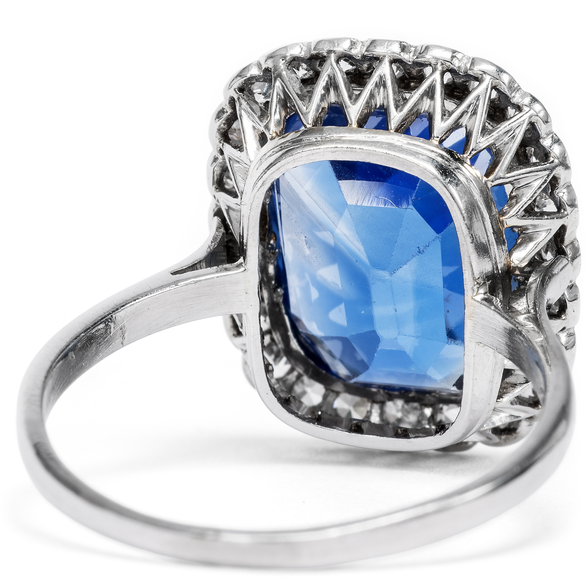 Precious Ring with an Untreated Sapphire & Diamonds in Platinum, c. 1925 Precious Ring with an Untreated Sapphire & Diamonds in Platinum, c. 1925