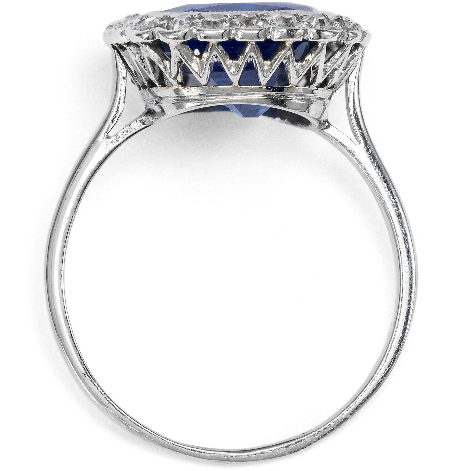 Precious Ring with an Untreated Sapphire & Diamonds in Platinum, c. 1925 Precious Ring with an Untreated Sapphire & Diamonds in Platinum, c. 1925