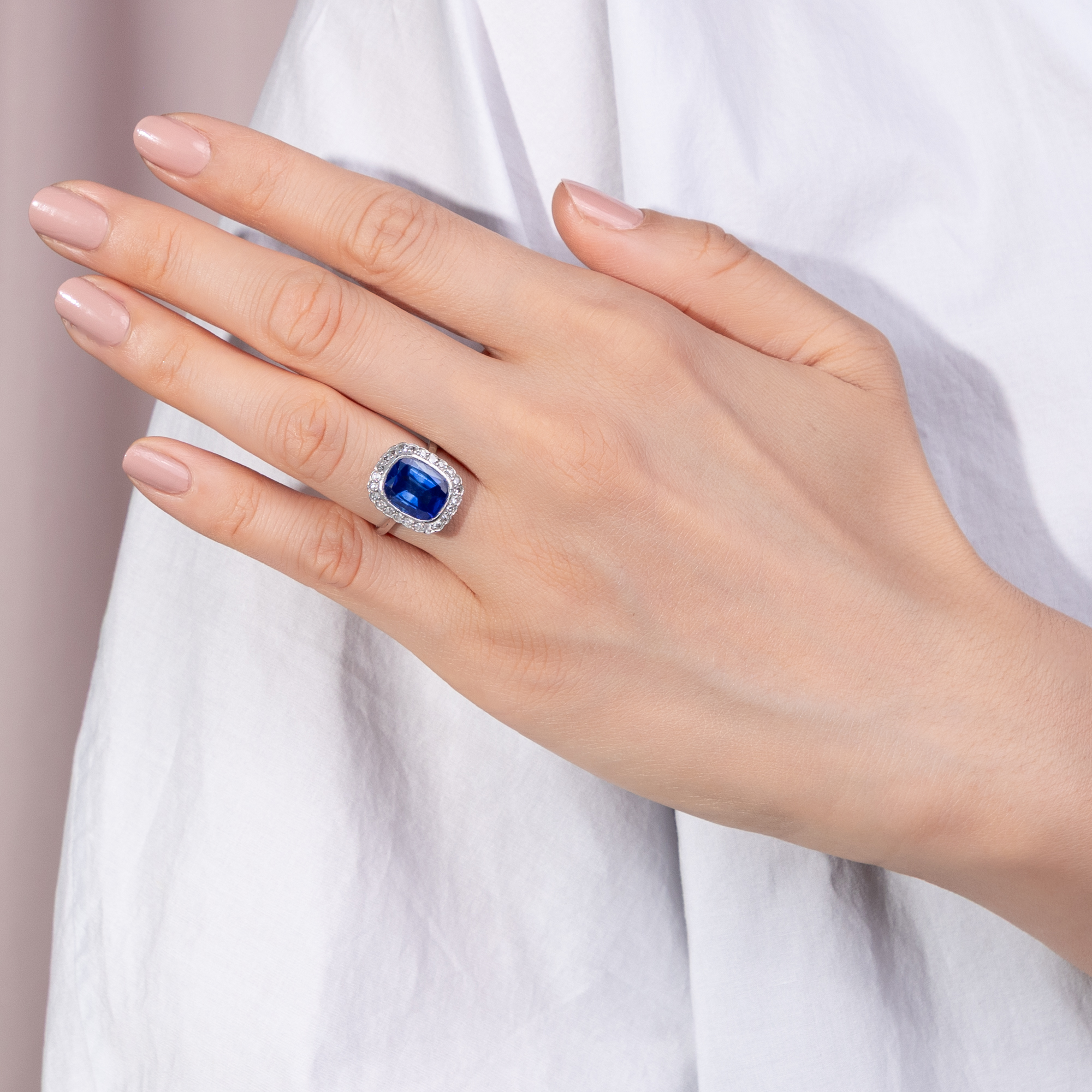 Precious Ring with an Untreated Sapphire & Diamonds in Platinum, c. 1925 Precious Ring with an Untreated Sapphire & Diamonds in Platinum, c. 1925