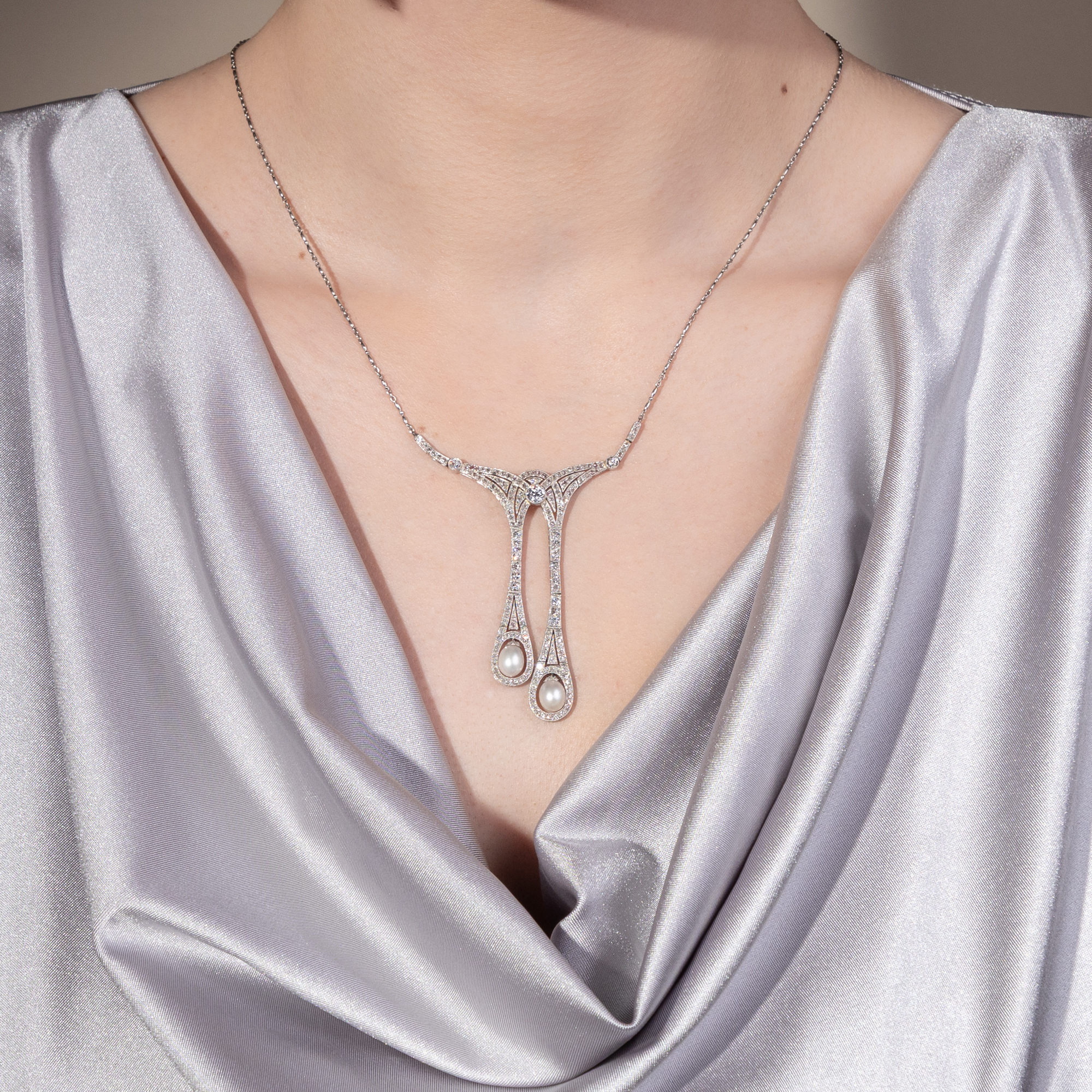 Kostbares „Lavallière“-Collier mit Naturperlen & Diamanten in Platin, um 1910 Kostbares „Lavallière“-Collier mit Naturperlen & Diamanten in Platin, um 1910