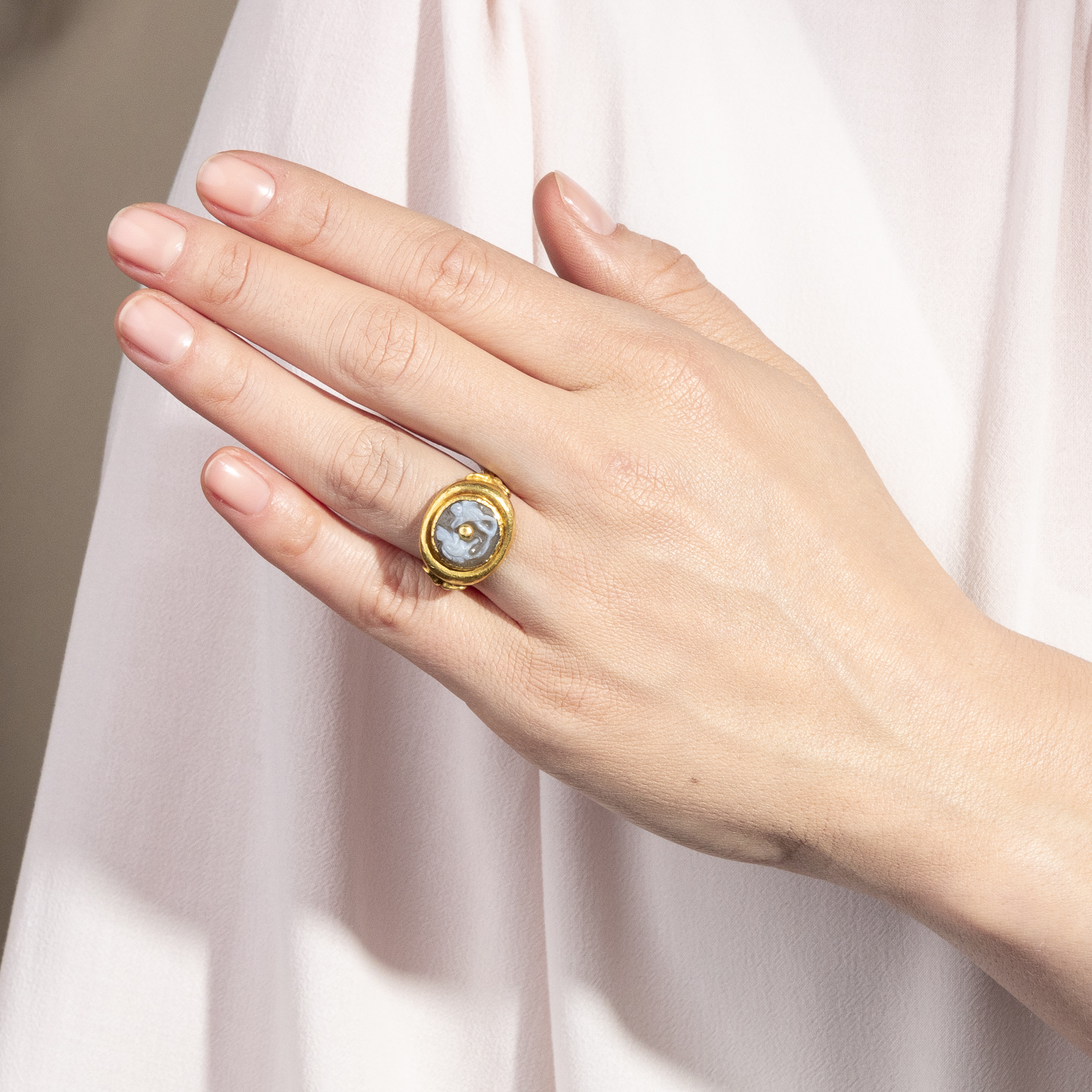 Moderner Ring mit antiker Kamee mit Putto & Sartyr in Gold, um 2000 Moderner Ring mit antiker Kamee mit Putto & Sartyr in Gold, um 2000