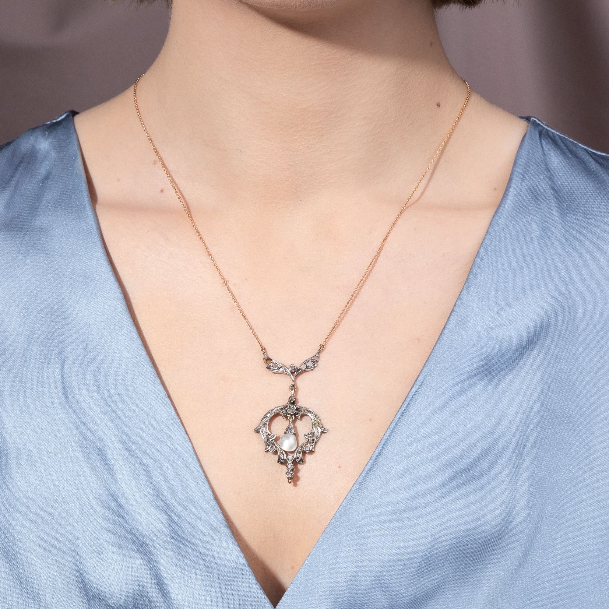 Romantisches Collier mit Diamantrosen & Perle in Silber & Gold, um 1910 Romantisches Collier mit Diamantrosen & Perle in Silber & Gold, um 1910