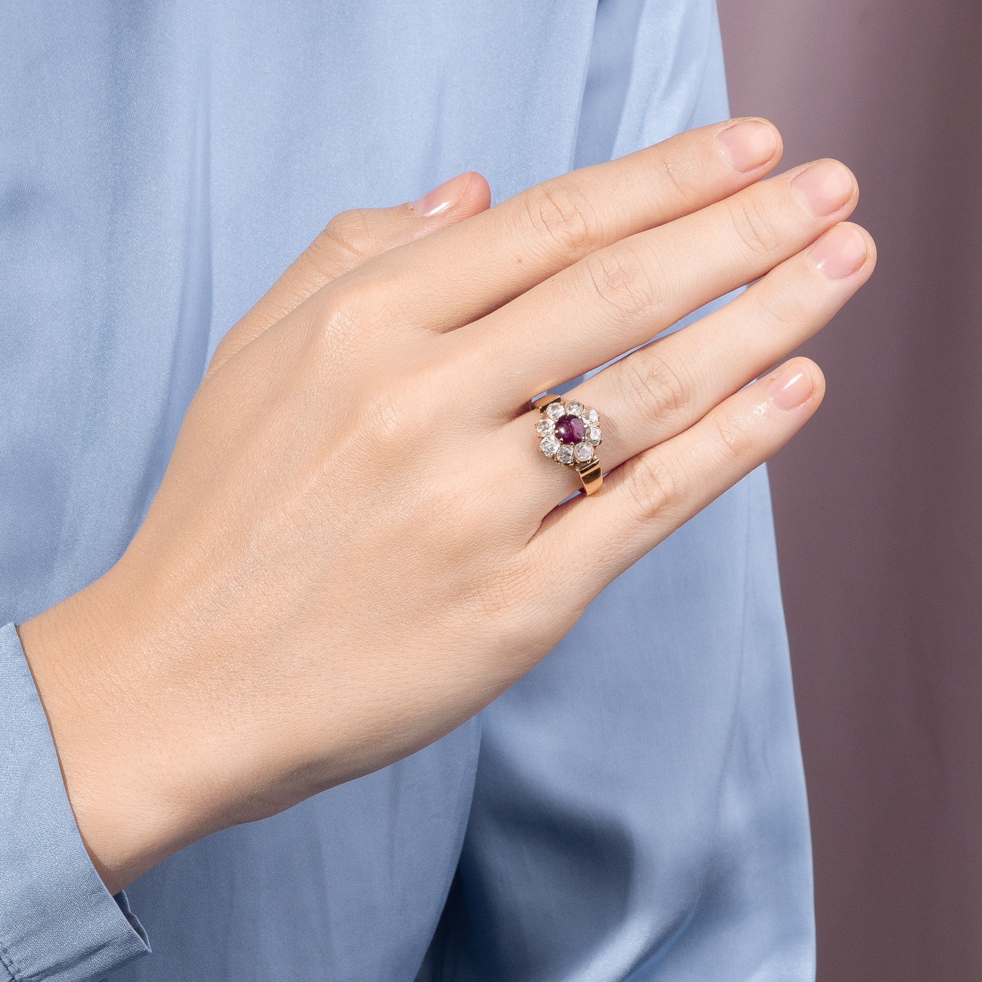 Kraftvoller Ring mit unbehandeltem Rubin & Diamanten in Gold, um 1890 & um 1935 Kraftvoller Ring mit unbehandeltem Rubin & Diamanten in Gold, um 1890 & um 1935
