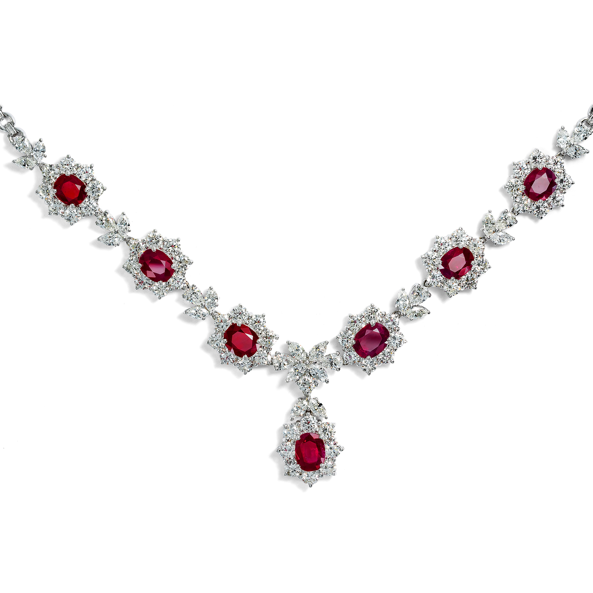 Modernes Collier mit Rubinen aus Burma & Diamanten, Chow Tai Fook, Hongkong um 2010