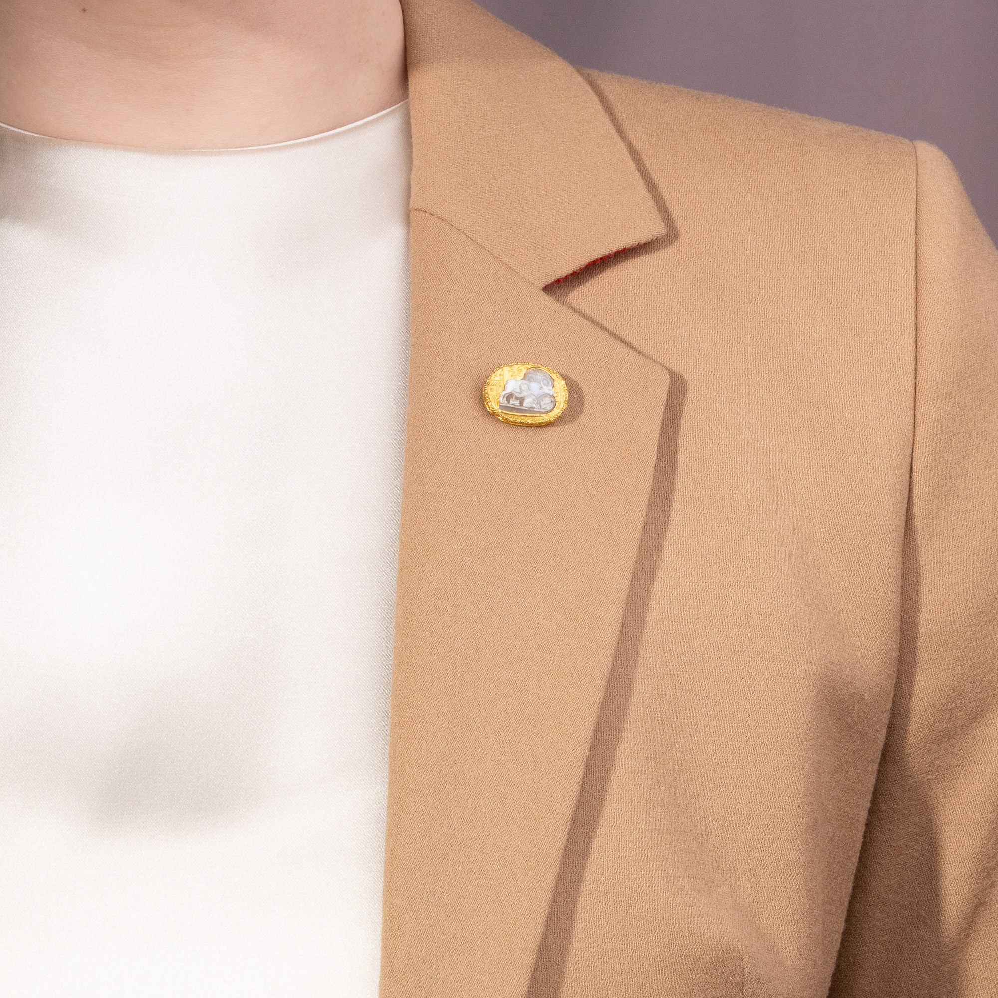 Antike Anstecknadel mit einem Fragment einer älteren Kamee, um 1910 & früher Antike Anstecknadel mit einem Fragment einer älteren Kamee, um 1910 & früher