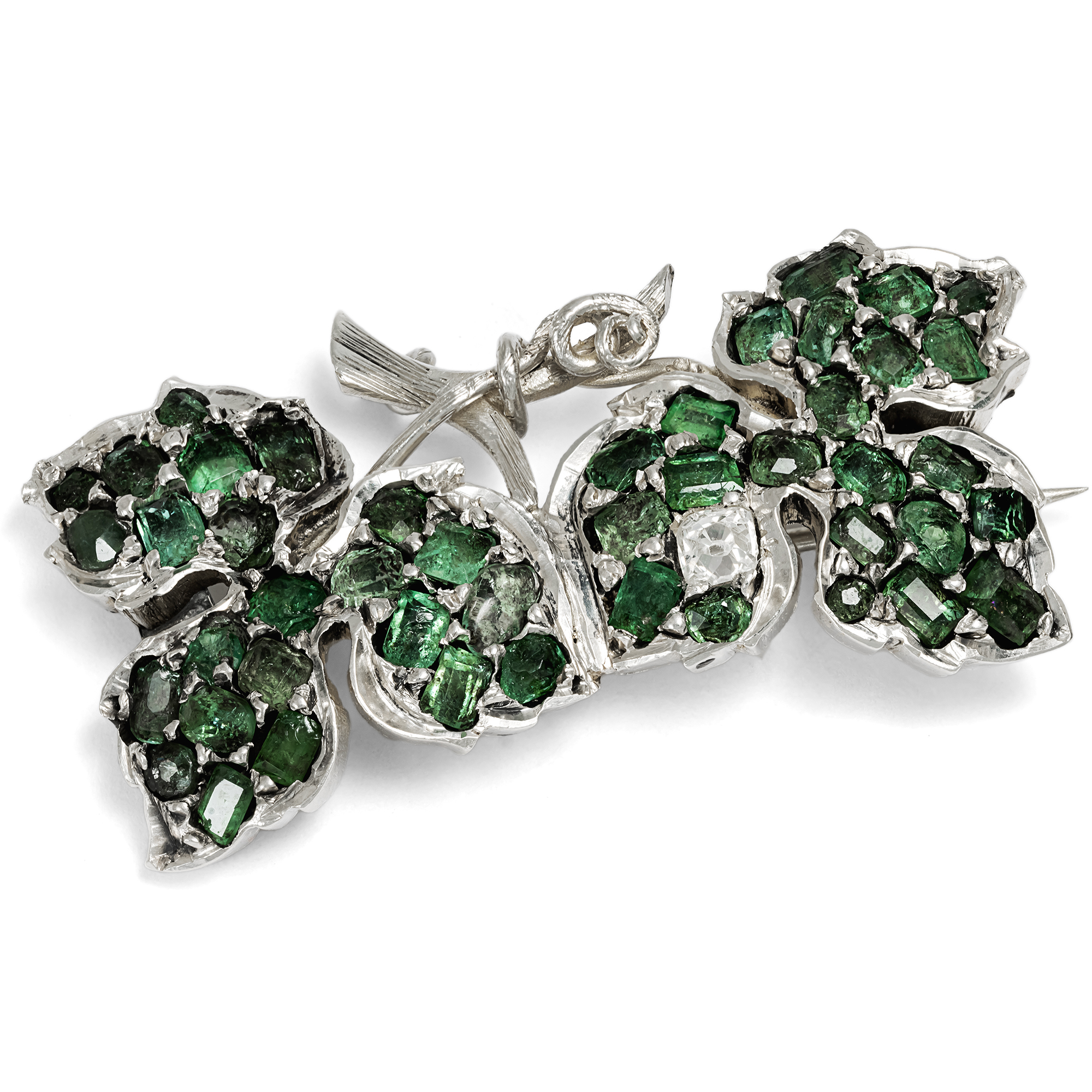Antike Brosche in Form von Weinlaub mit Smaragden & Diamant, um 1885 Antike Brosche in Form von Weinlaub mit Smaragden & Diamant, um 1885