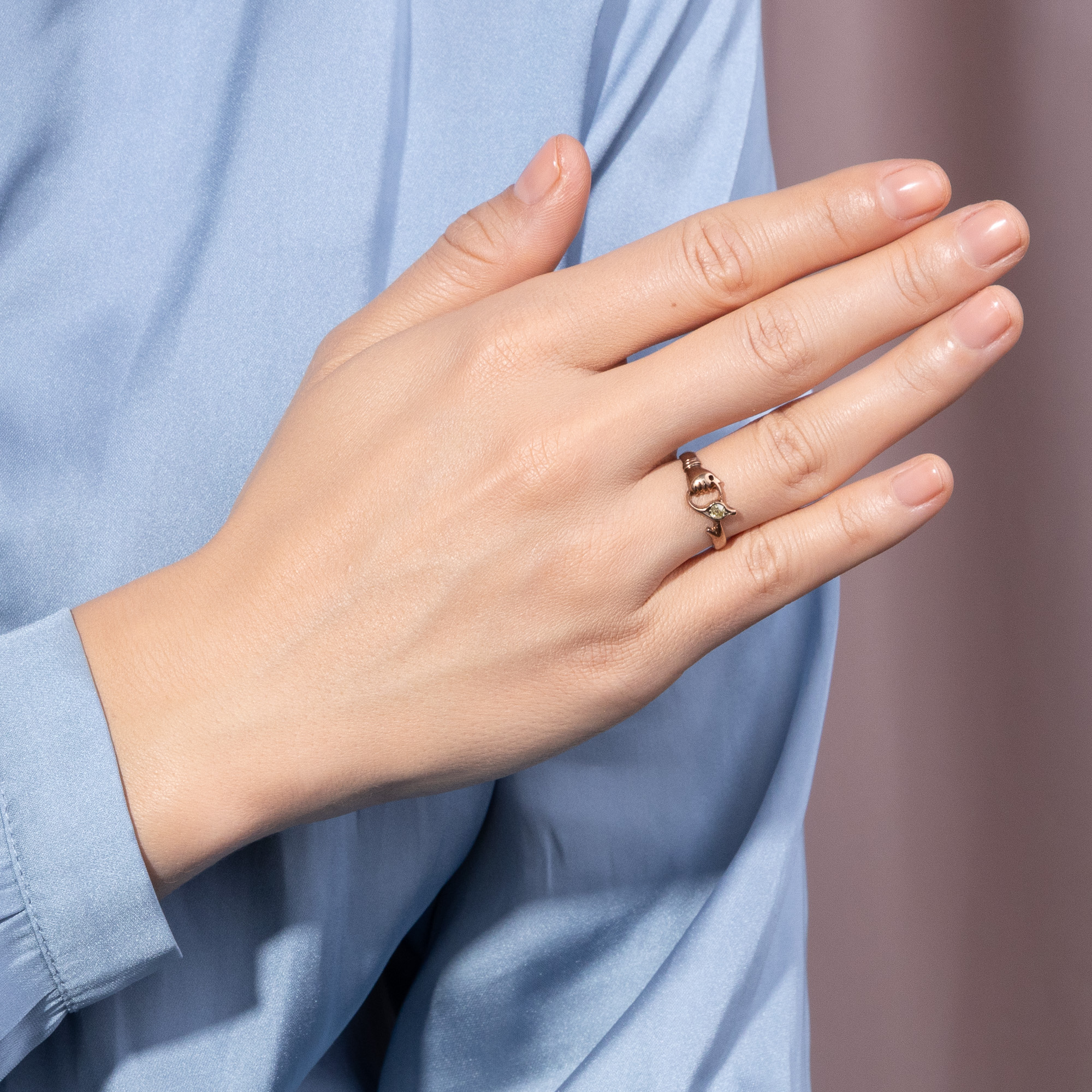 Witziger Ring des Biedermeier mit gelbem Diamanten in Gold, um 1830 Witziger Ring des Biedermeier mit gelbem Diamanten in Gold, um 1830