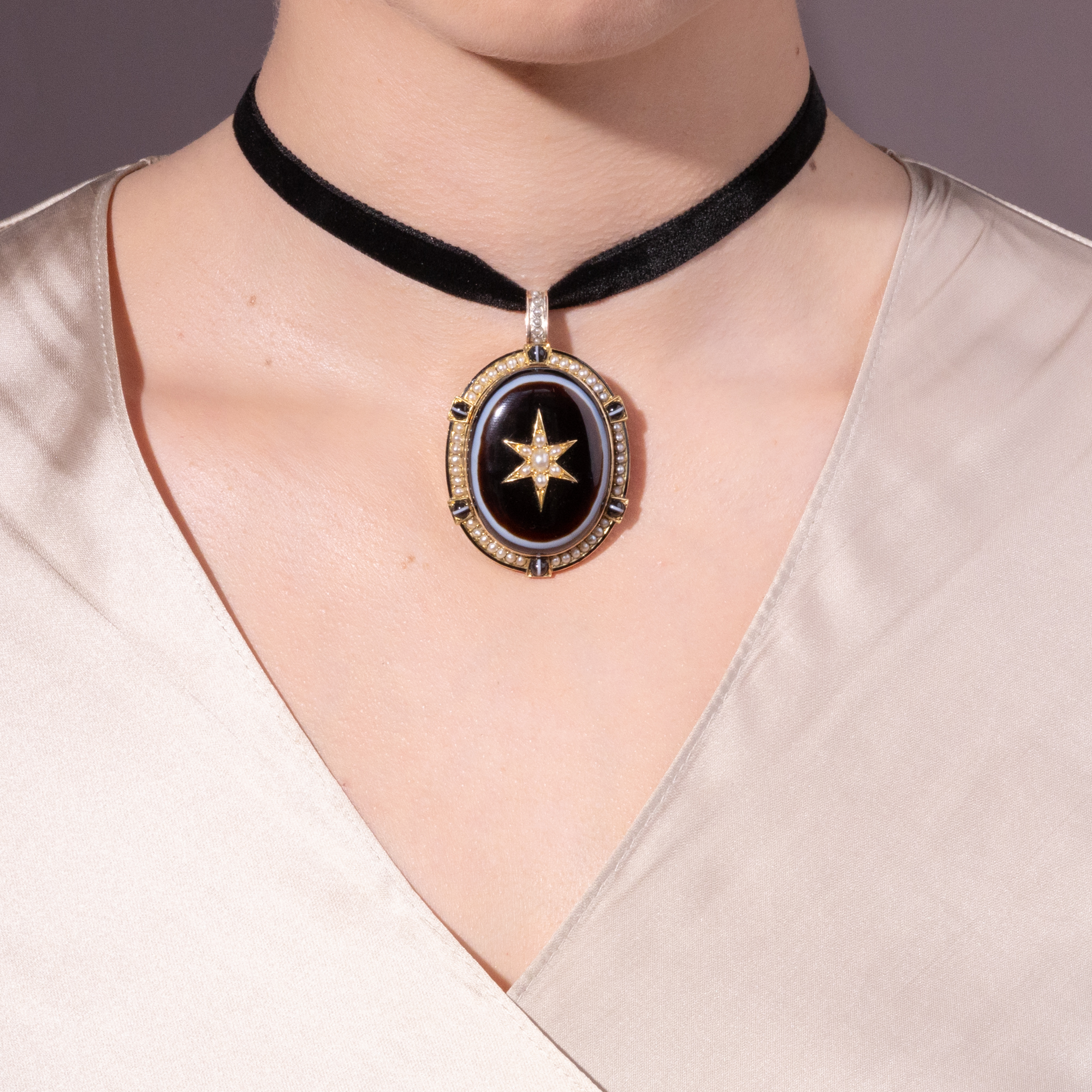 Großer antiker Medaillon-Anhänger mit Streifenachat & Perlen in Gold, um 1865 Großer antiker Medaillon-Anhänger mit Streifenachat & Perlen in Gold, um 1865