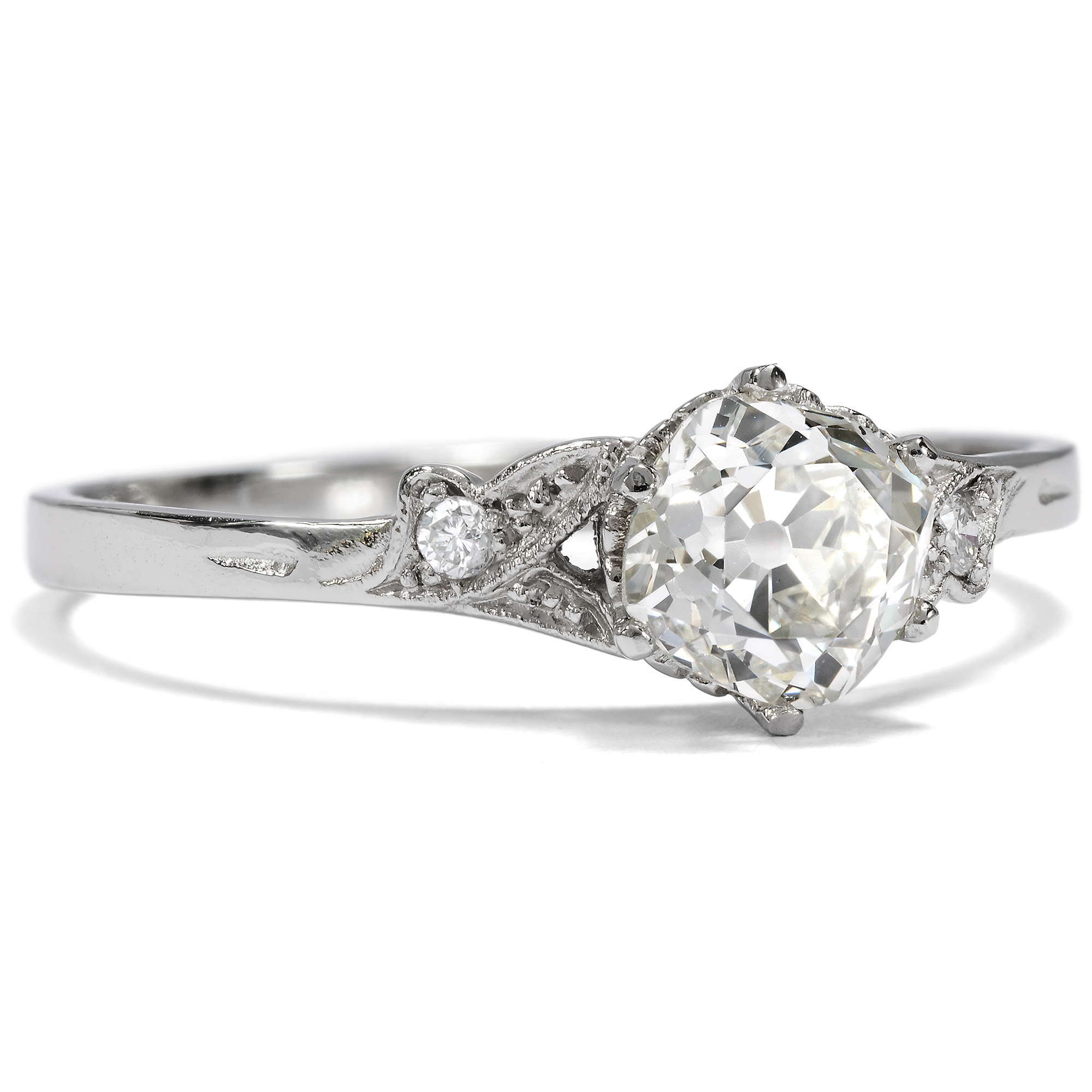 Ein feiner Ring mit 0,96 ct Altschliff Diamant in Platin aus unserer Werkstatt