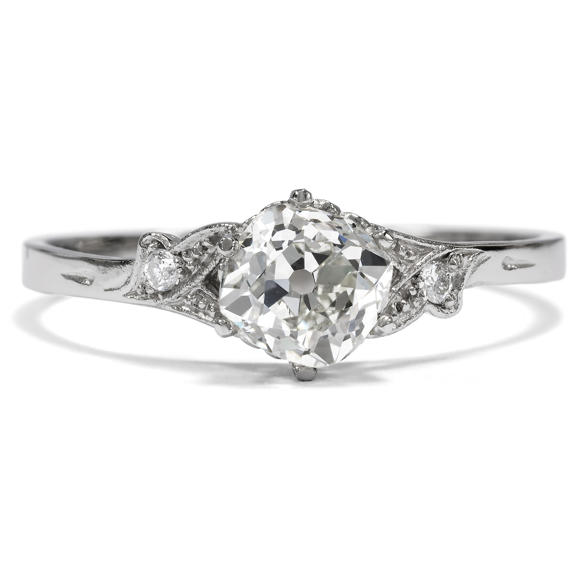 Ein feiner Ring mit 0,96 ct Altschliff Diamant in Platin aus unserer Werkstatt