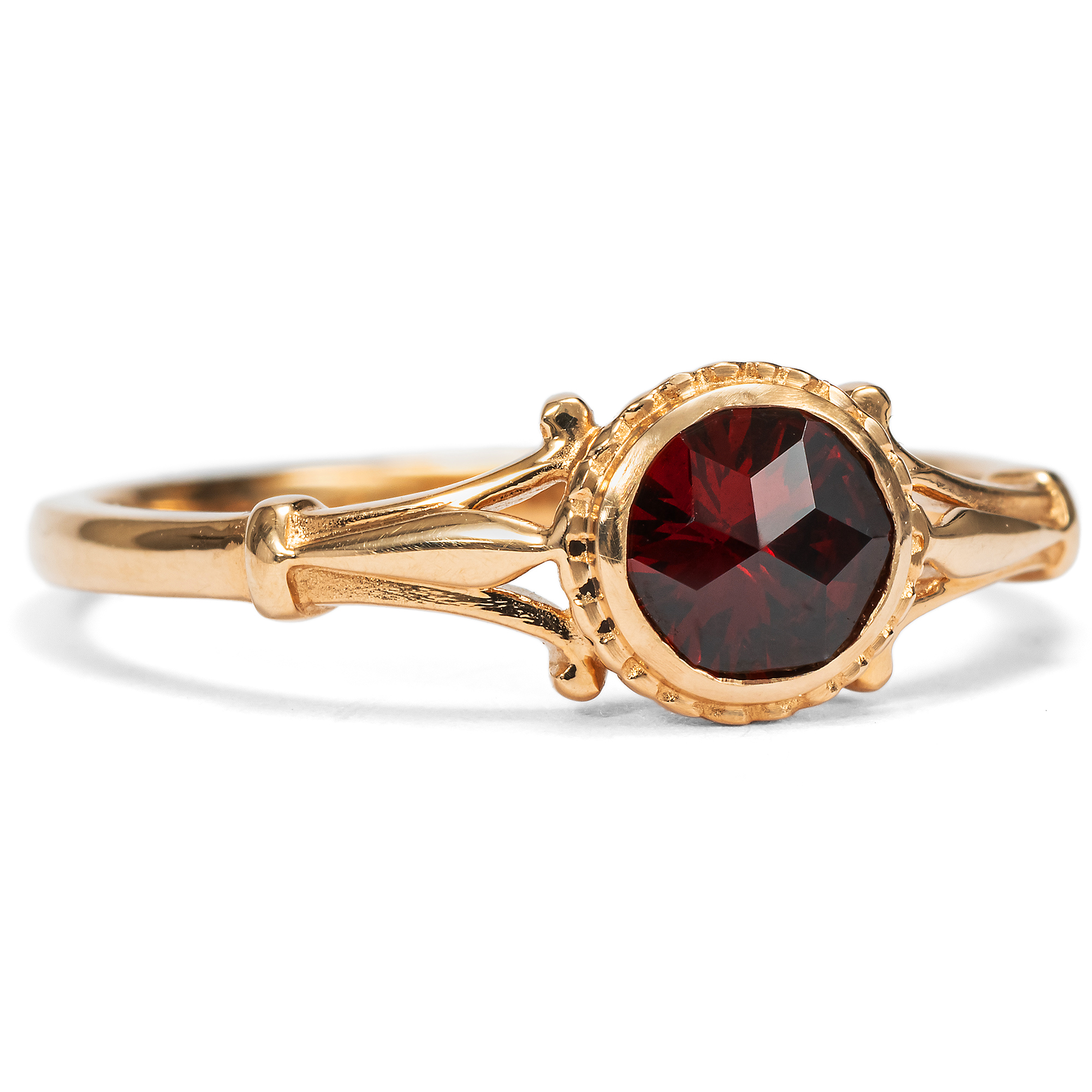 Ungetragener Ring mit rotem Granat in Roségold aus unserer Werkstatt