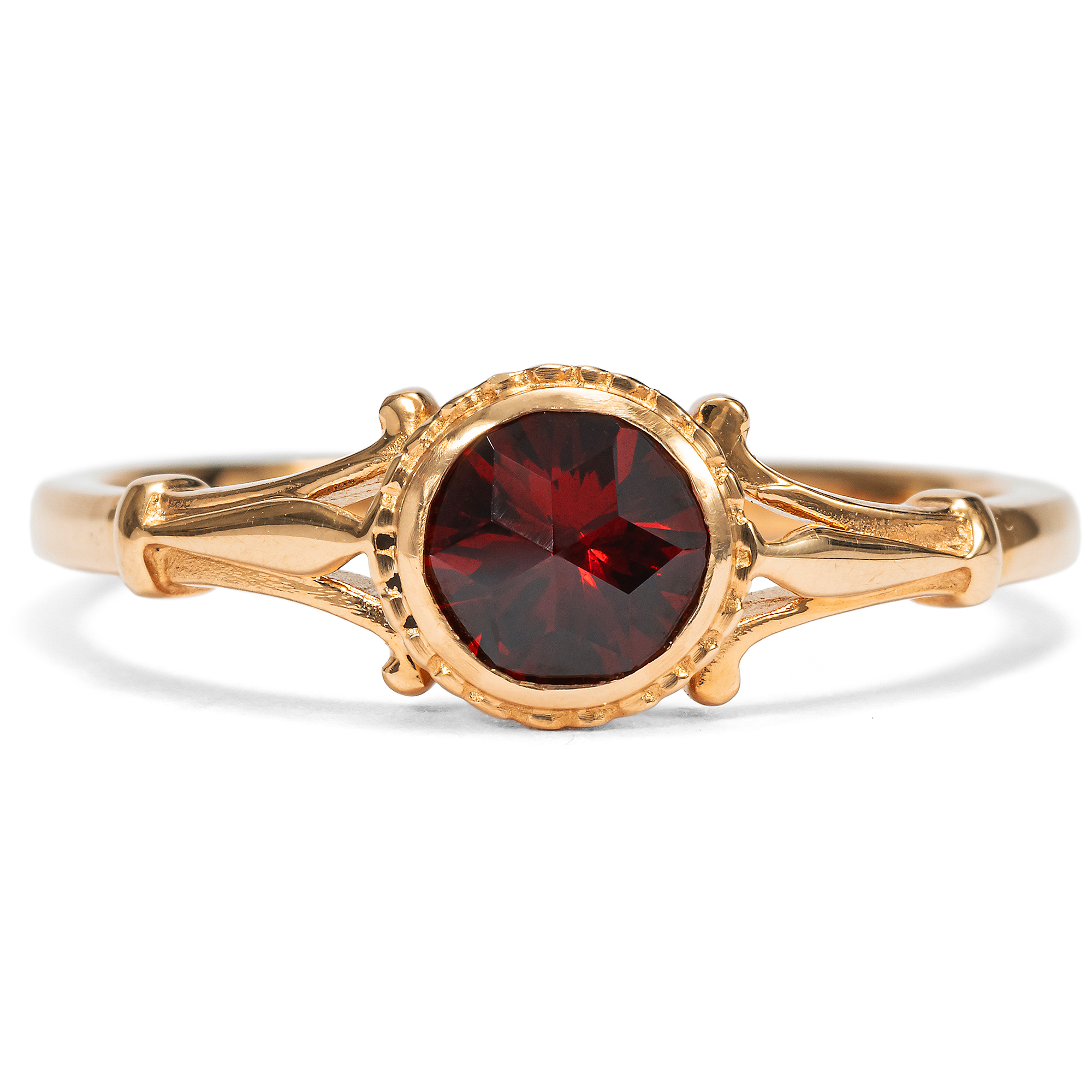 Ungetragener Ring mit rotem Granat in Roségold aus unserer Werkstatt