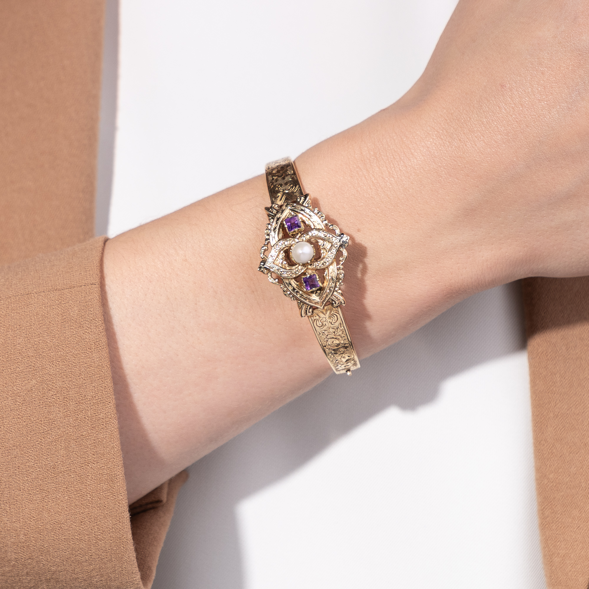 Antiker Armreif aus Gold mit Perle und Amethysten, um 1845 Antiker Armreif aus Gold mit Perle und Amethysten, um 1845