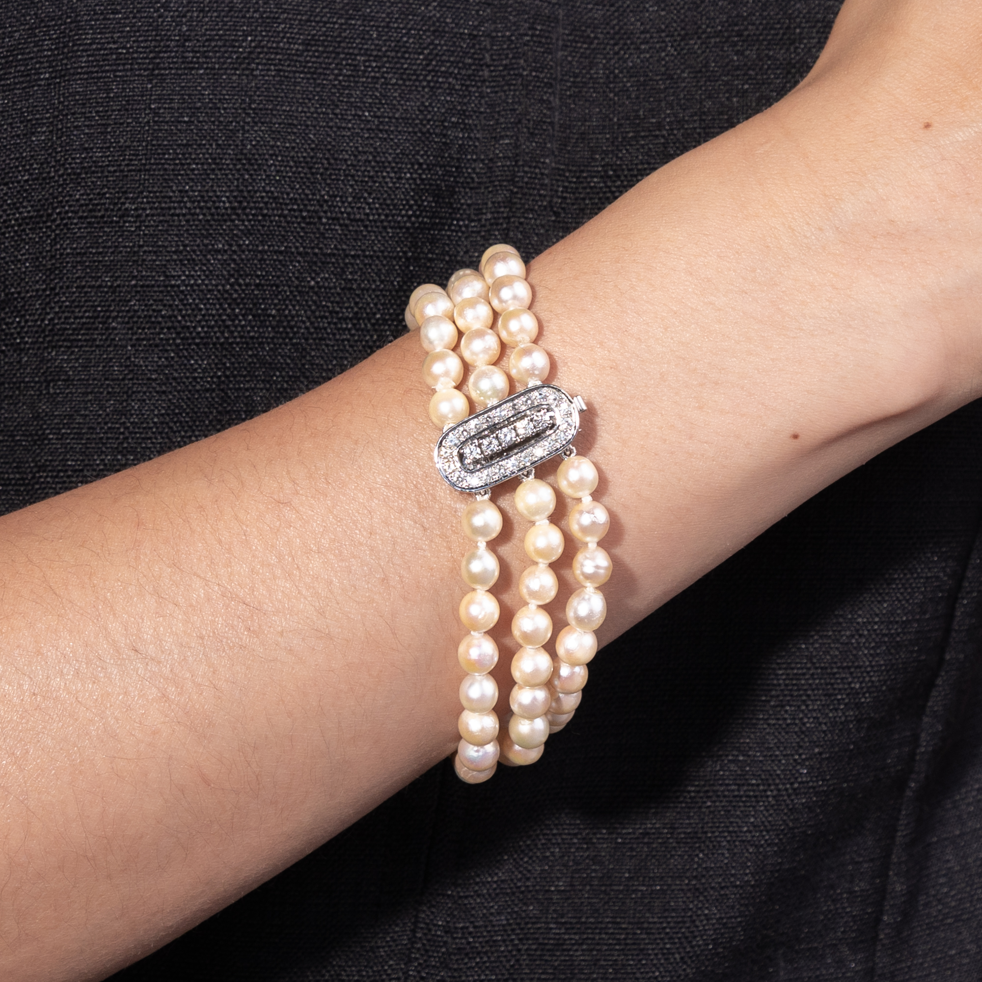 Elegantes Armband aus Akoya-Zuchtperlen mit Diamantschließe, um 1980 Elegantes Armband aus Akoya-Zuchtperlen mit Diamantschließe, um 1980