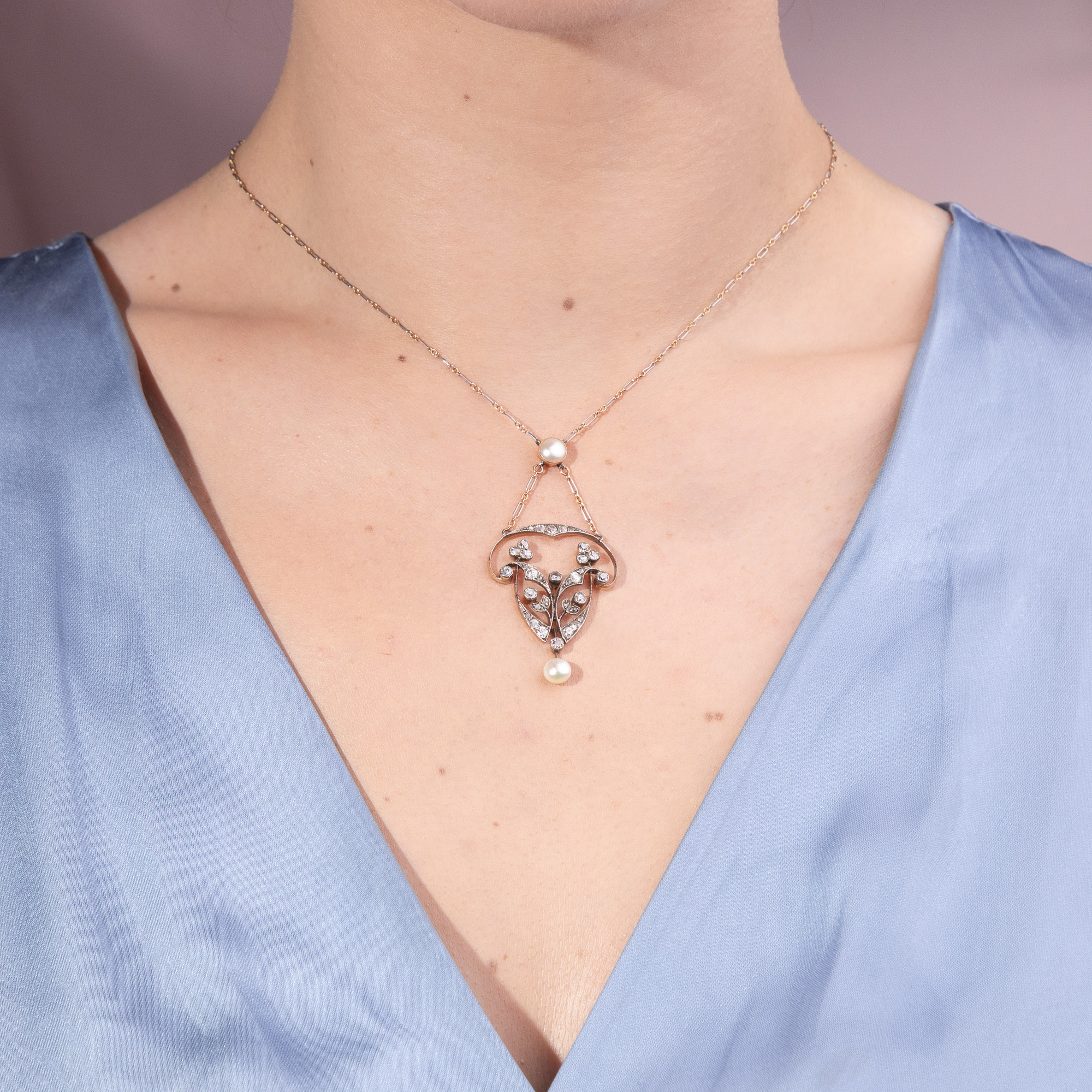 Zartes Collier mit Diamanten & Perlen in Platin & Gold, um 1905 Zartes Collier mit Diamanten & Perlen in Platin & Gold, um 1905