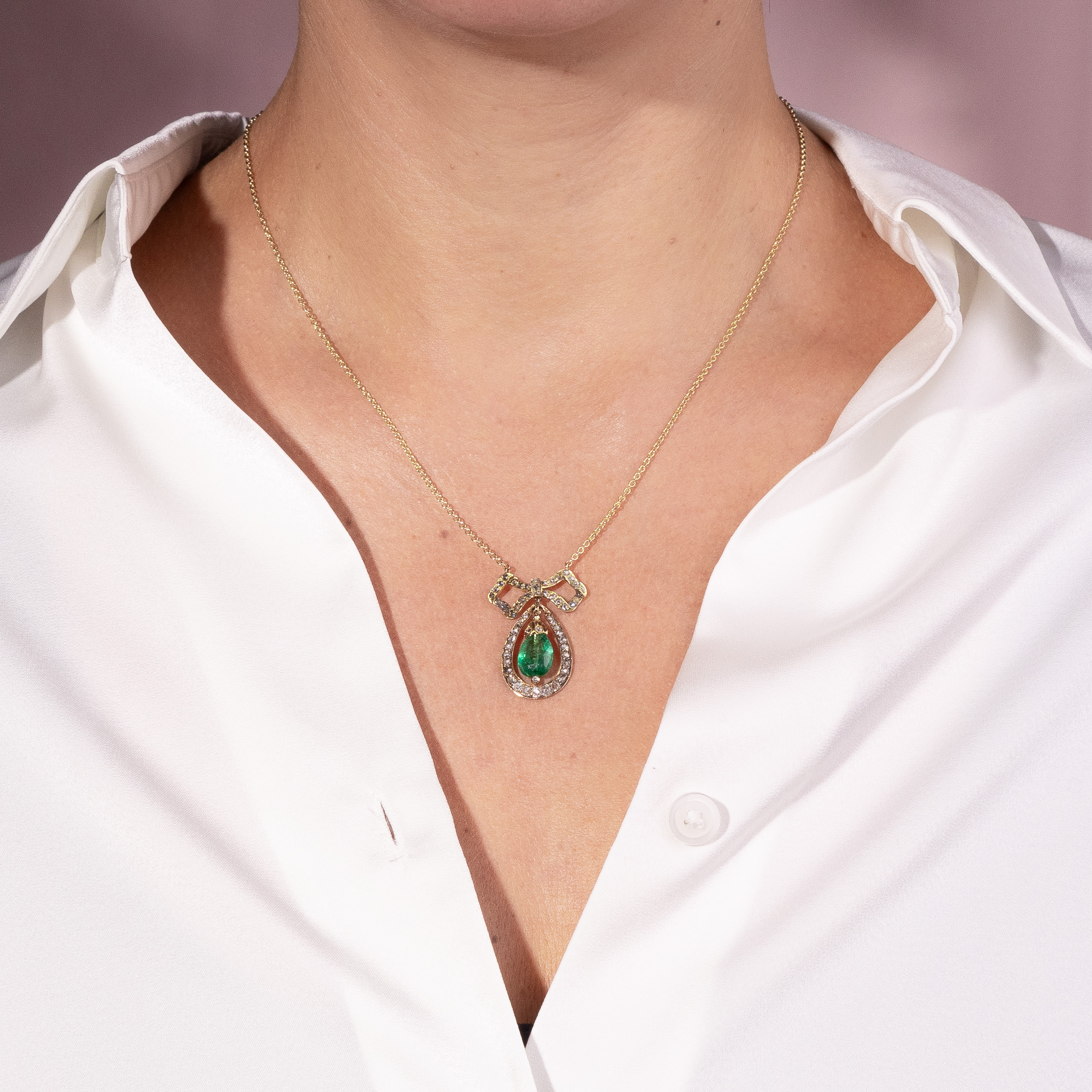 Elegantes Collier mit Smaragd-Briolette und Diamanten in Gold, um 1910 & später Elegantes Collier mit Smaragd-Briolette und Diamanten in Gold, um 1910 & später