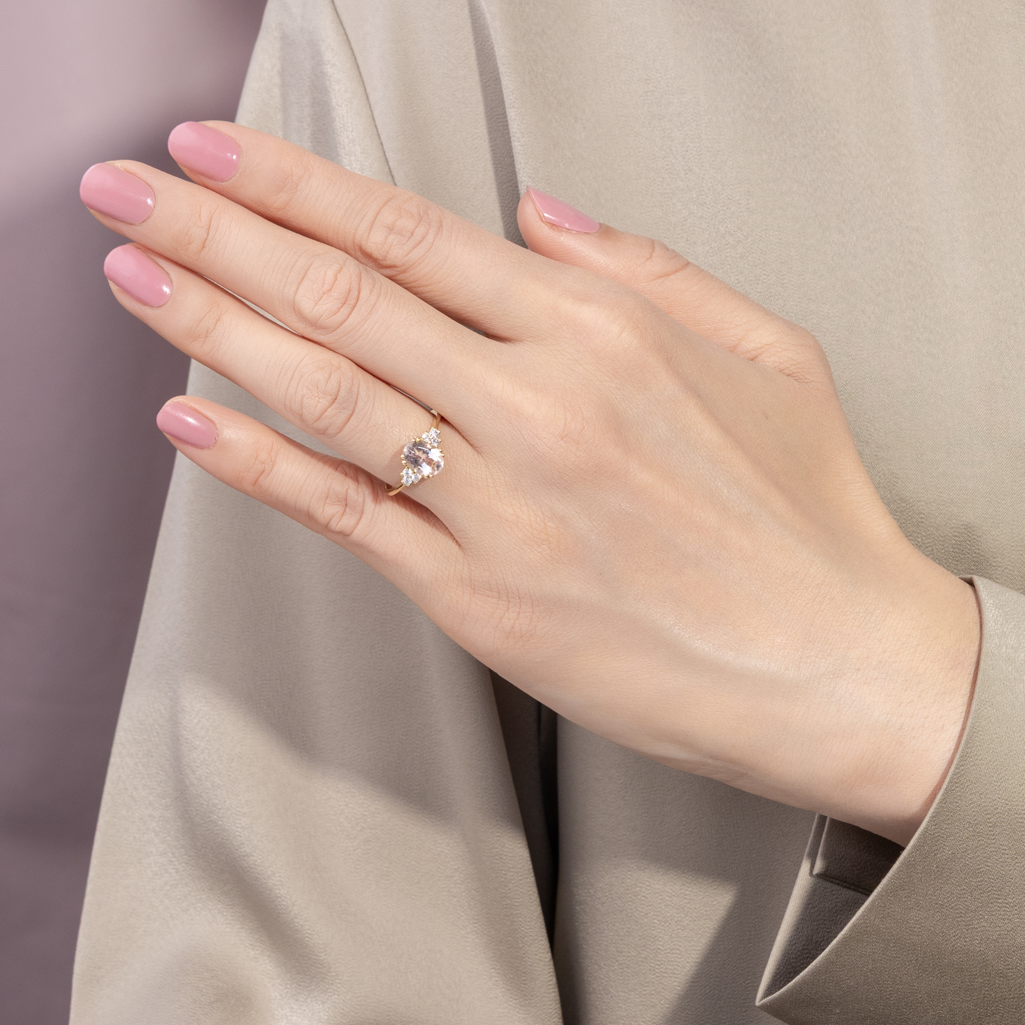 Zarter Ring mit Morganit & Diamanten in Gold aus unserer Werkstatt Zarter Ring mit Morganit & Diamanten in Gold aus unserer Werkstatt