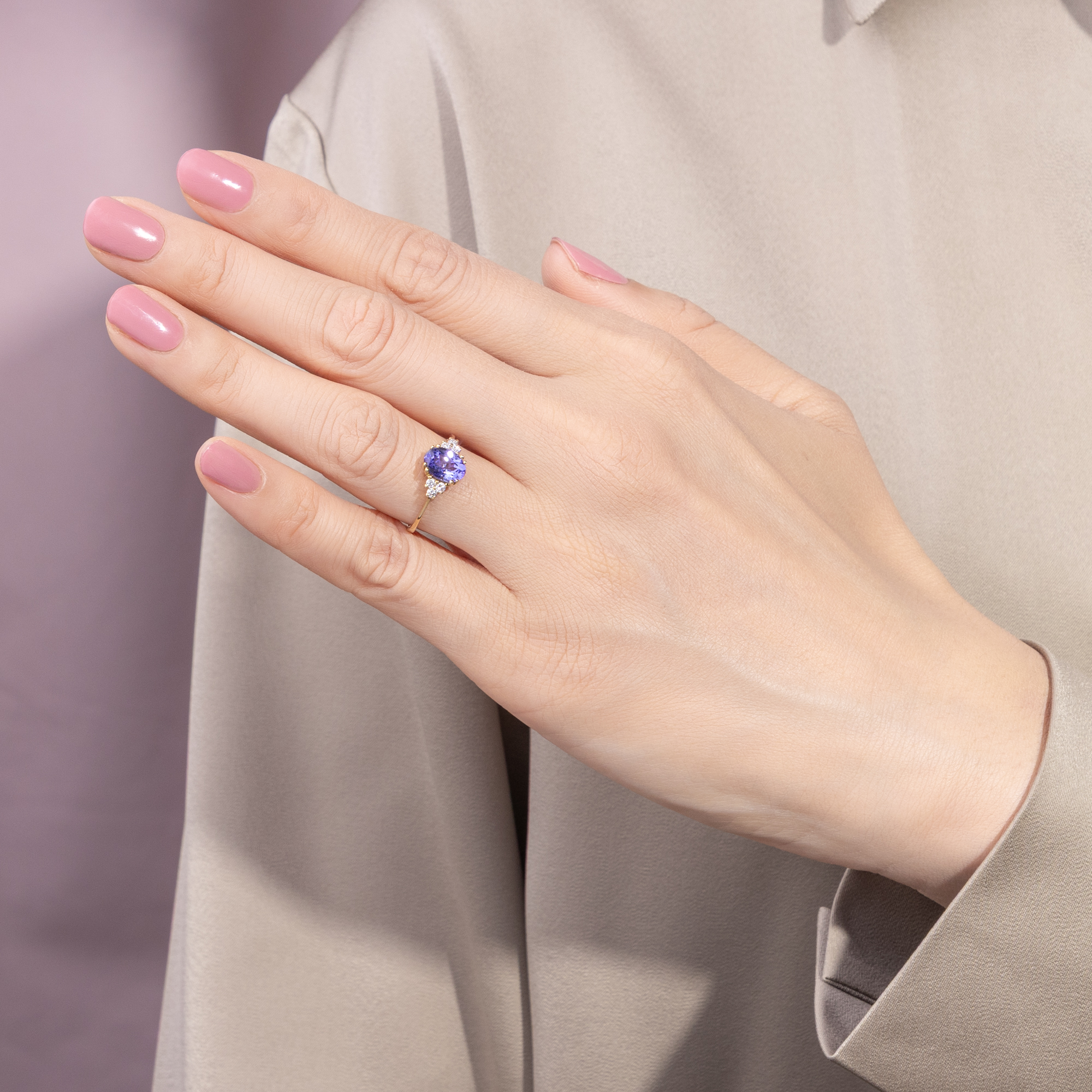 Zarter Ring mit Tansanit & Diamanten in Gold aus unserer Werkstatt Zarter Ring mit Tansanit & Diamanten in Gold aus unserer Werkstatt