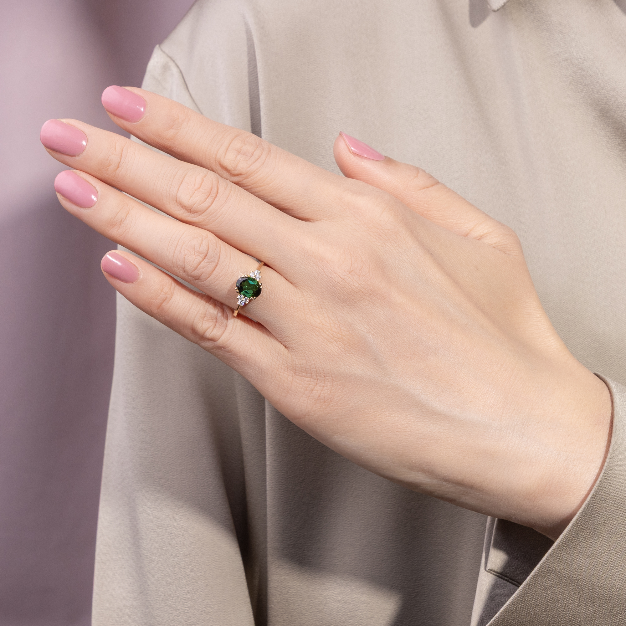 Ungetragener Ring mit dunkelgrünem Turmalin & Brillanten in Gold aus unserer Werkstatt Ungetragener Ring mit dunkelgrünem Turmalin & Brillanten in Gold aus unserer Werkstatt