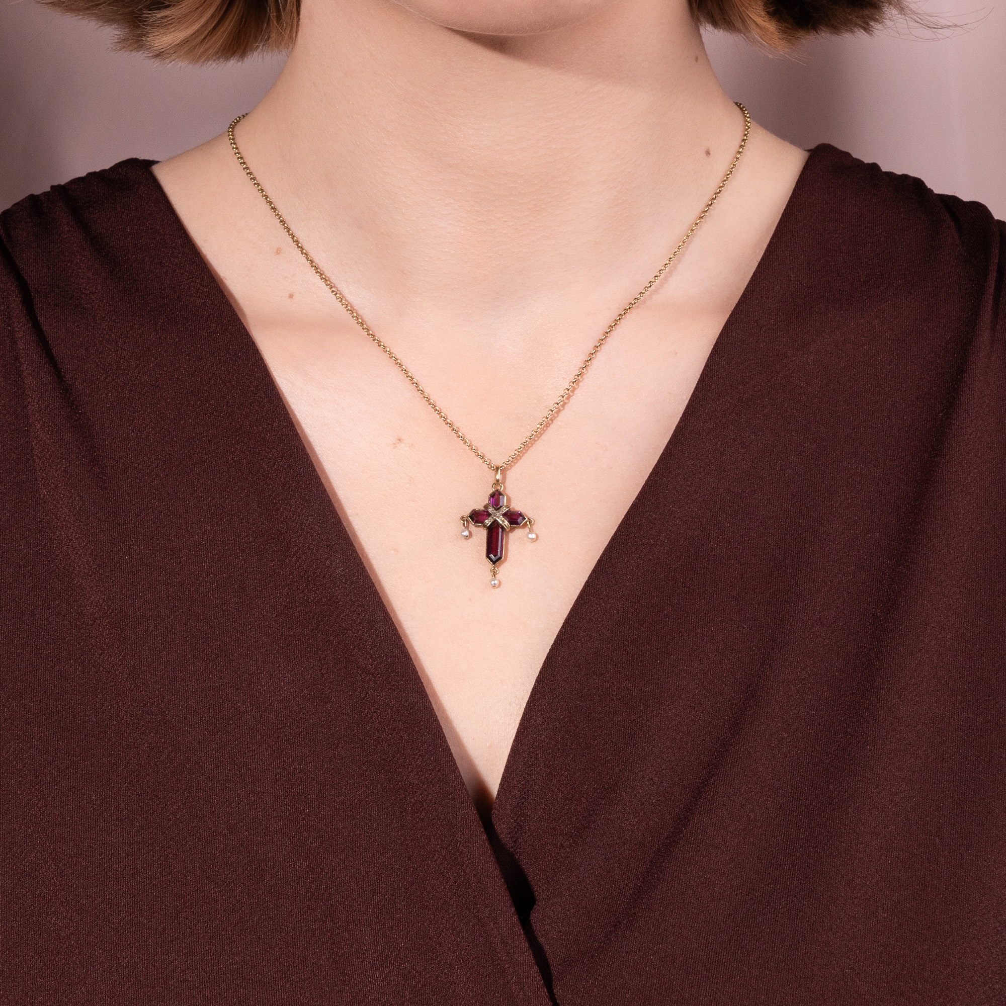 Antiker Kreuz-Anhänger mit Amethysten, Perlen & Diamanten in Gold, um 1895 Antiker Kreuz-Anhänger mit Amethysten, Perlen & Diamanten in Gold, um 1895