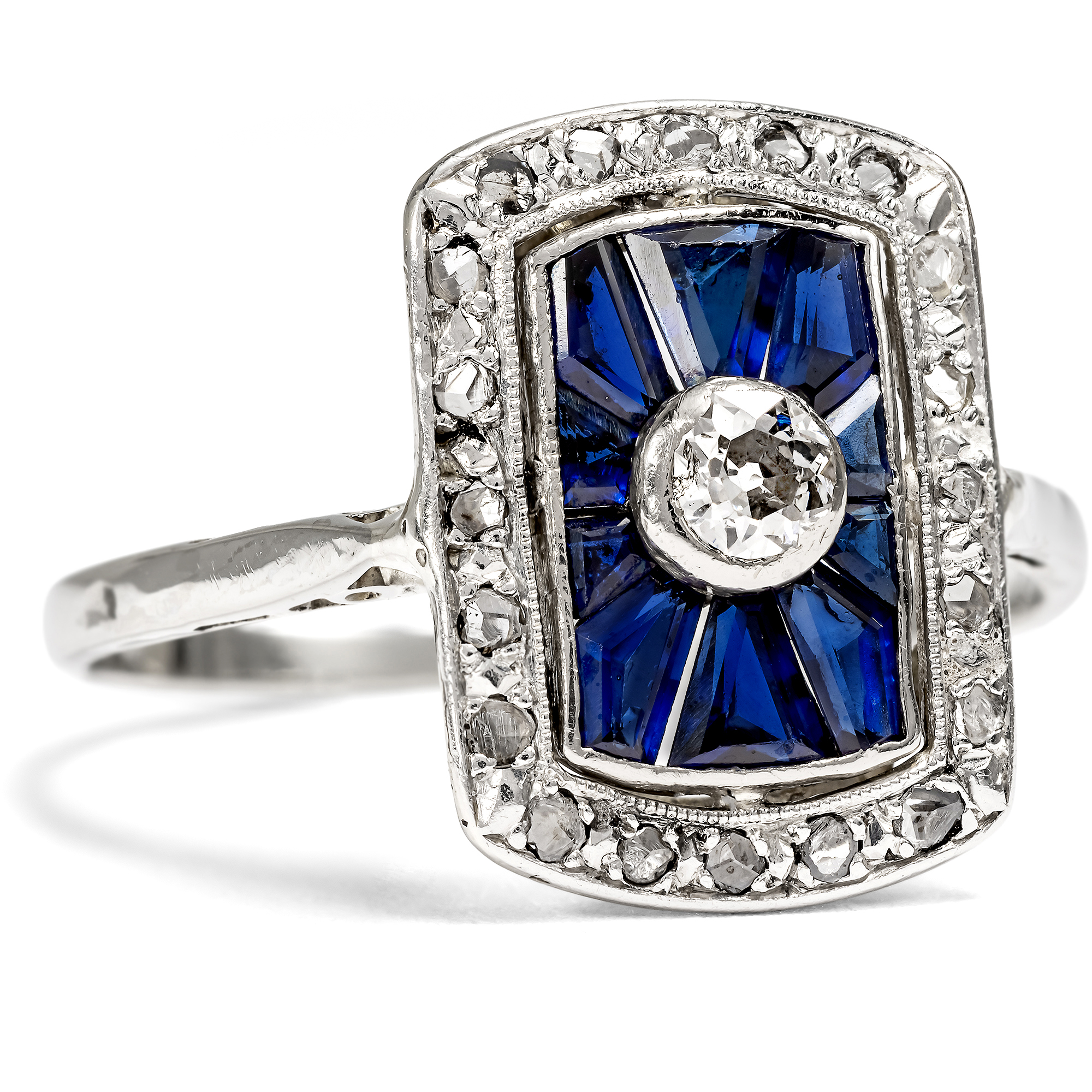 Eleganter Ring mit Diamanten & synthetischen Saphiren in Weißgold, um 1930 Eleganter Ring mit Diamanten & synthetischen Saphiren in Weißgold, um 1930
