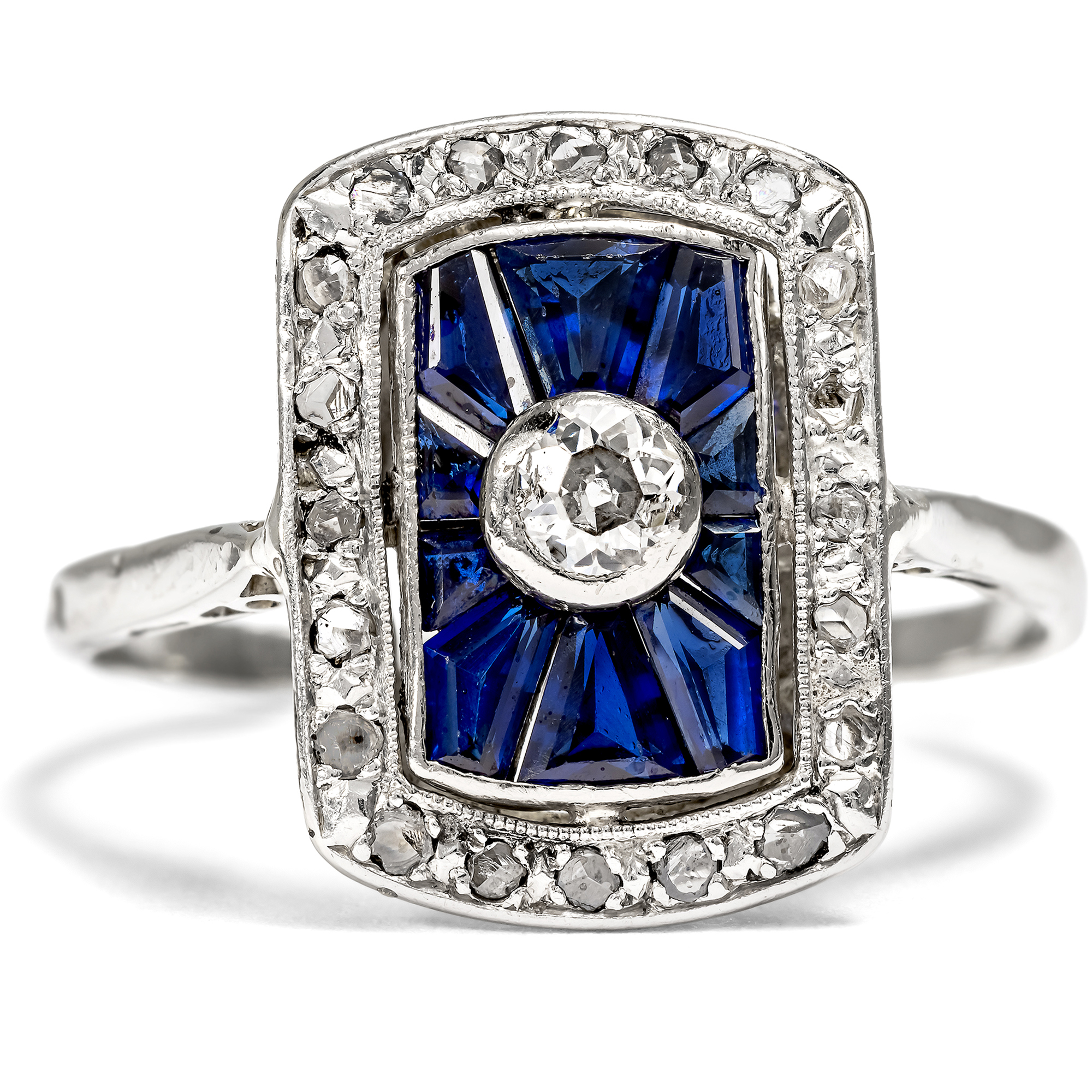 Eleganter Ring mit Diamanten & synthetischen Saphiren in Weißgold, um 1930 Eleganter Ring mit Diamanten & synthetischen Saphiren in Weißgold, um 1930