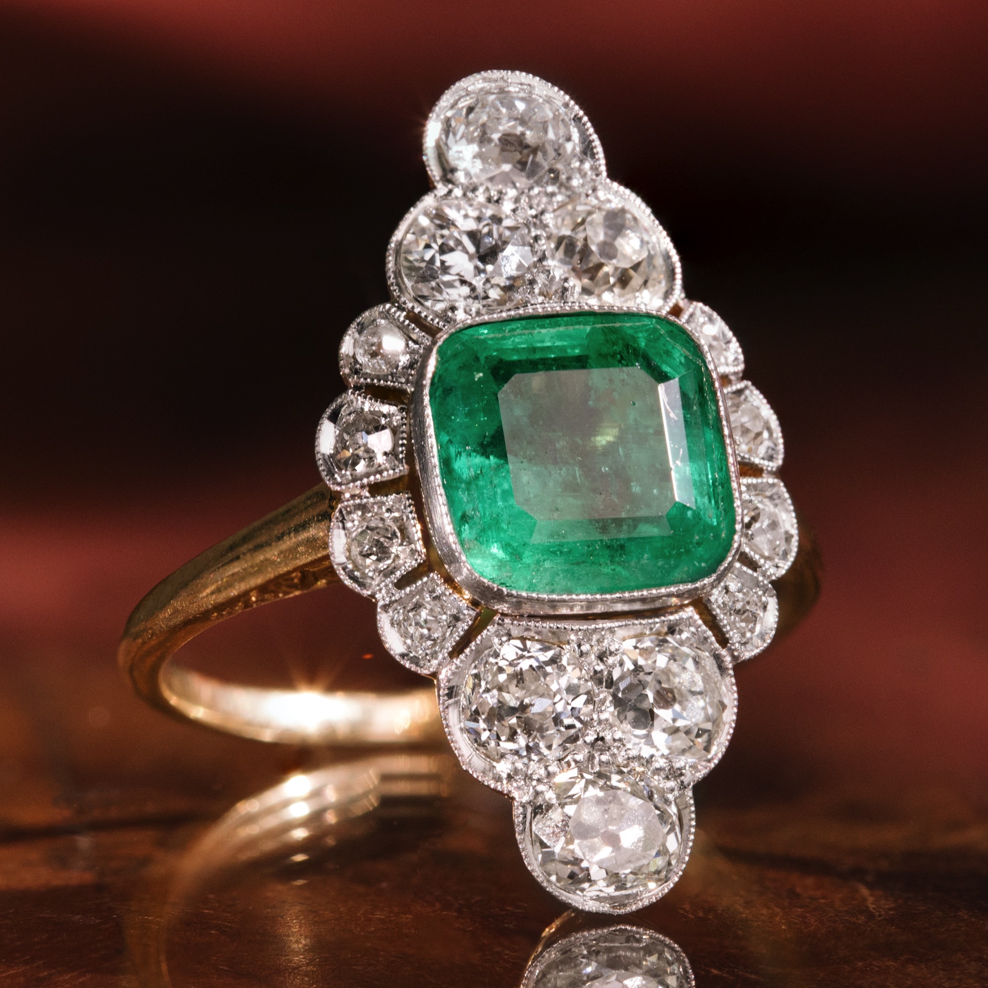 Antiker Ring mit kolumbianischem Smaragd und Diamanten, Deutschland um 1910 Antiker Ring mit kolumbianischem Smaragd und Diamanten, Deutschland um 1910
