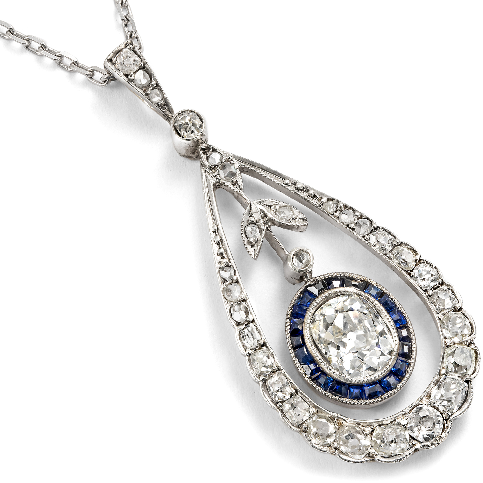 Kostbarer Anhänger mit Diamanten im „Garland Style“, um 1910 Kostbarer Anhänger mit Diamanten im „Garland Style“, um 1910