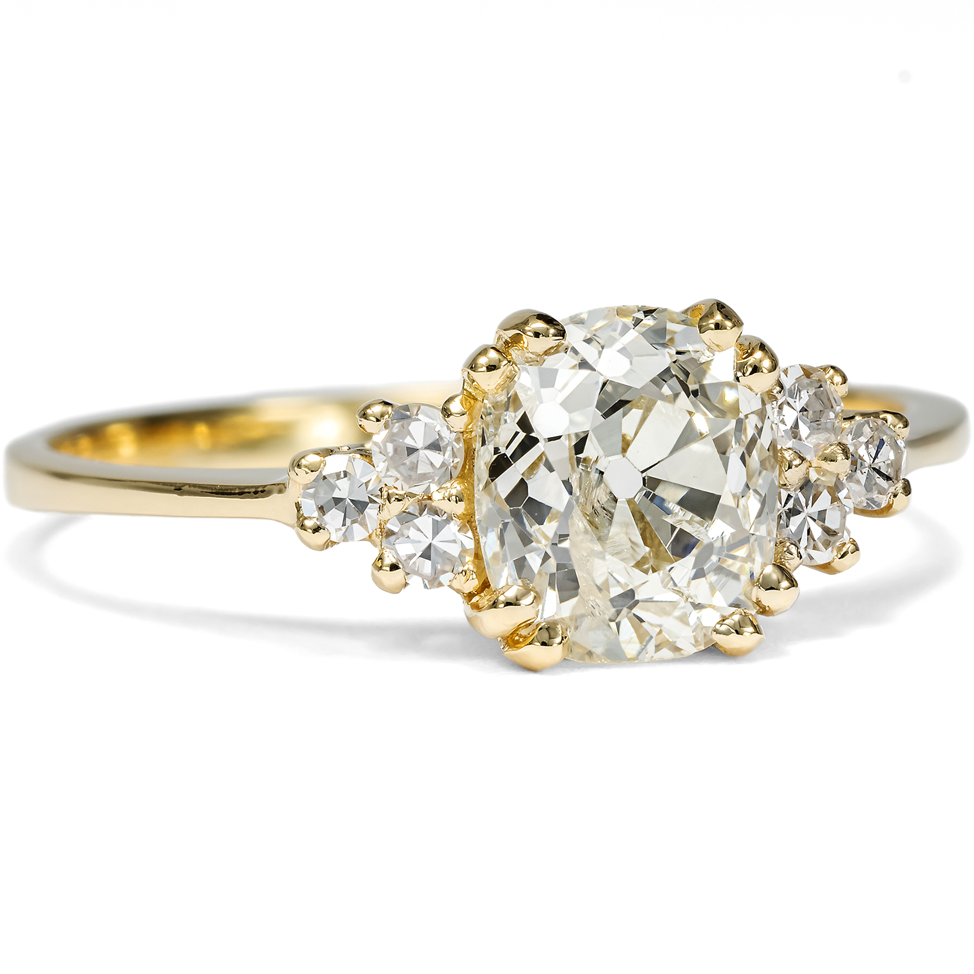 Feiner Ring mit 1,35 ct Diamant im Kissenschliff in Gold aus unserer Werkstatt