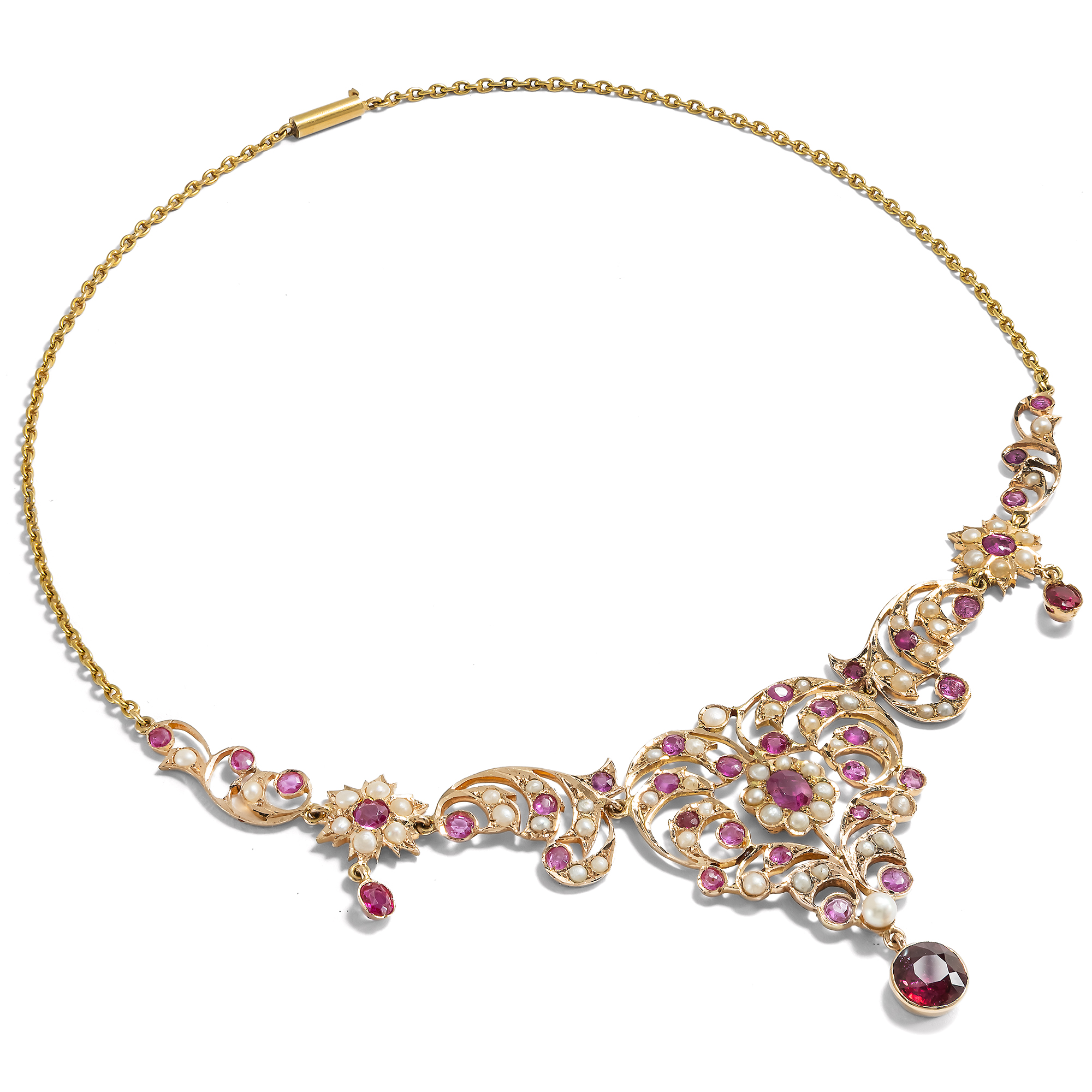 Sommerliches Collier mit Burma-Rubinen & Naturperlen in Gold, 1. Hälfte 20. Jhdt. Sommerliches Collier mit Burma-Rubinen & Naturperlen in Gold, 1. Hälfte 20. Jhdt.
