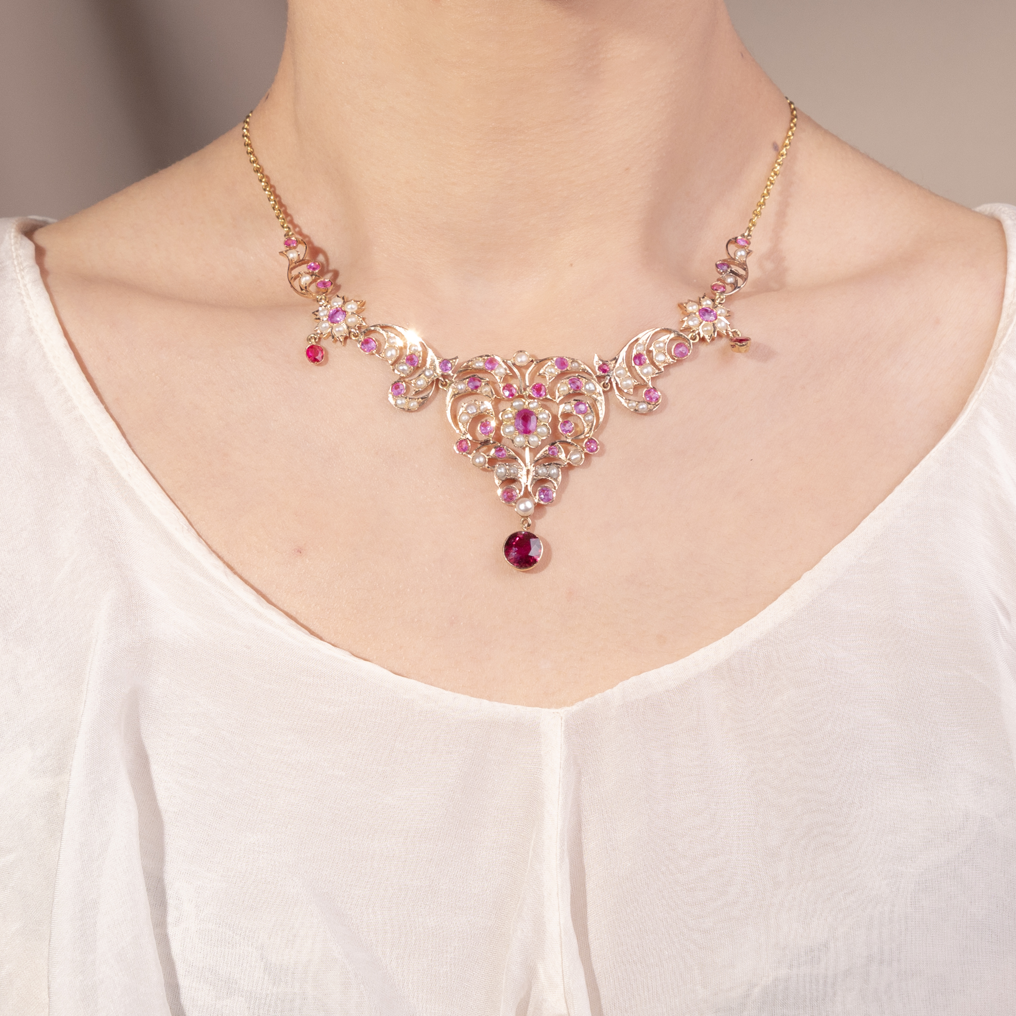 Sommerliches Collier mit Burma-Rubinen & Naturperlen in Gold, 1. Hälfte 20. Jhdt. Sommerliches Collier mit Burma-Rubinen & Naturperlen in Gold, 1. Hälfte 20. Jhdt.