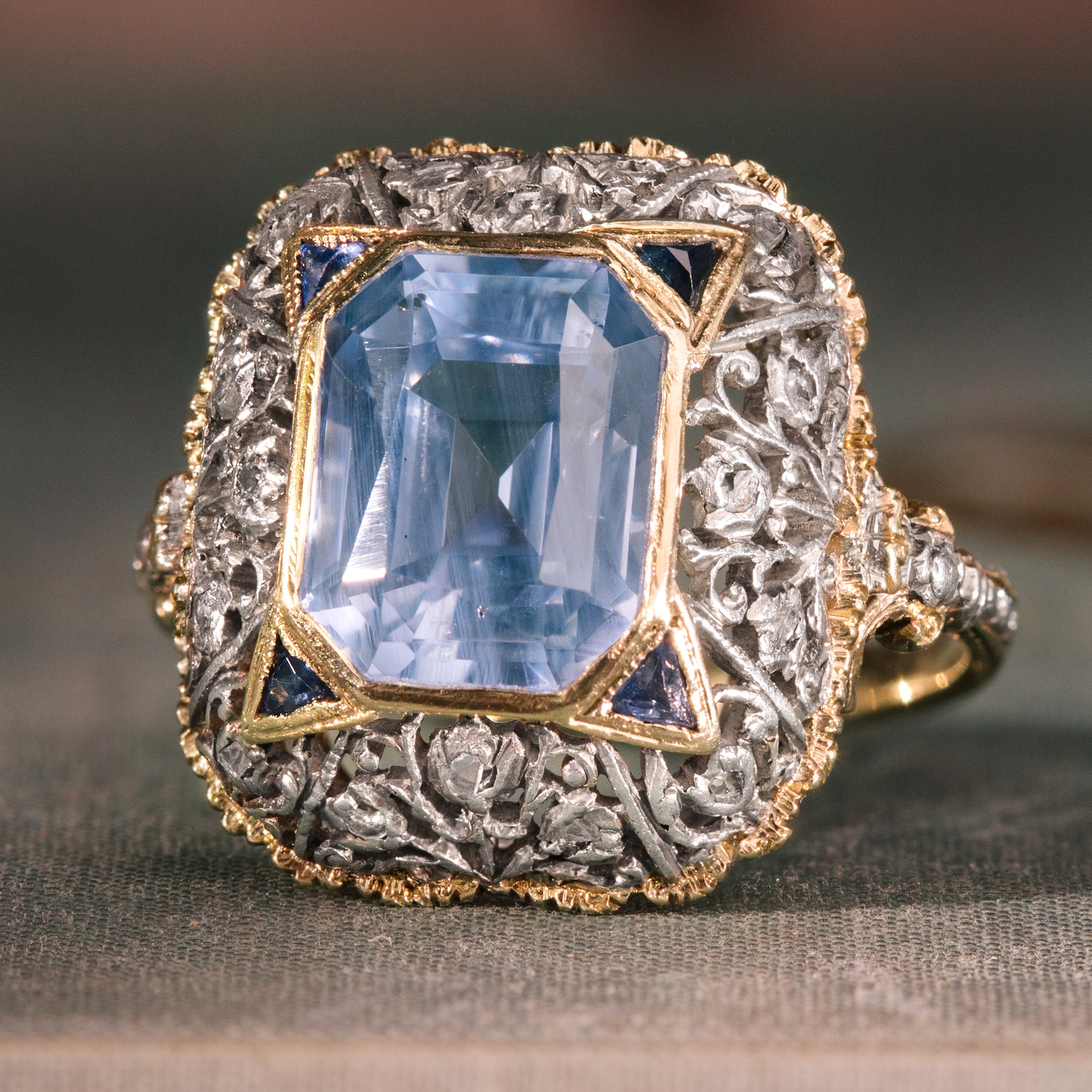 Wunderschöner Ring mit unbehandeltem Saphir in Silber & Gold, 1930er Jahre Wunderschöner Ring mit unbehandeltem Saphir in Silber & Gold, 1930er Jahre